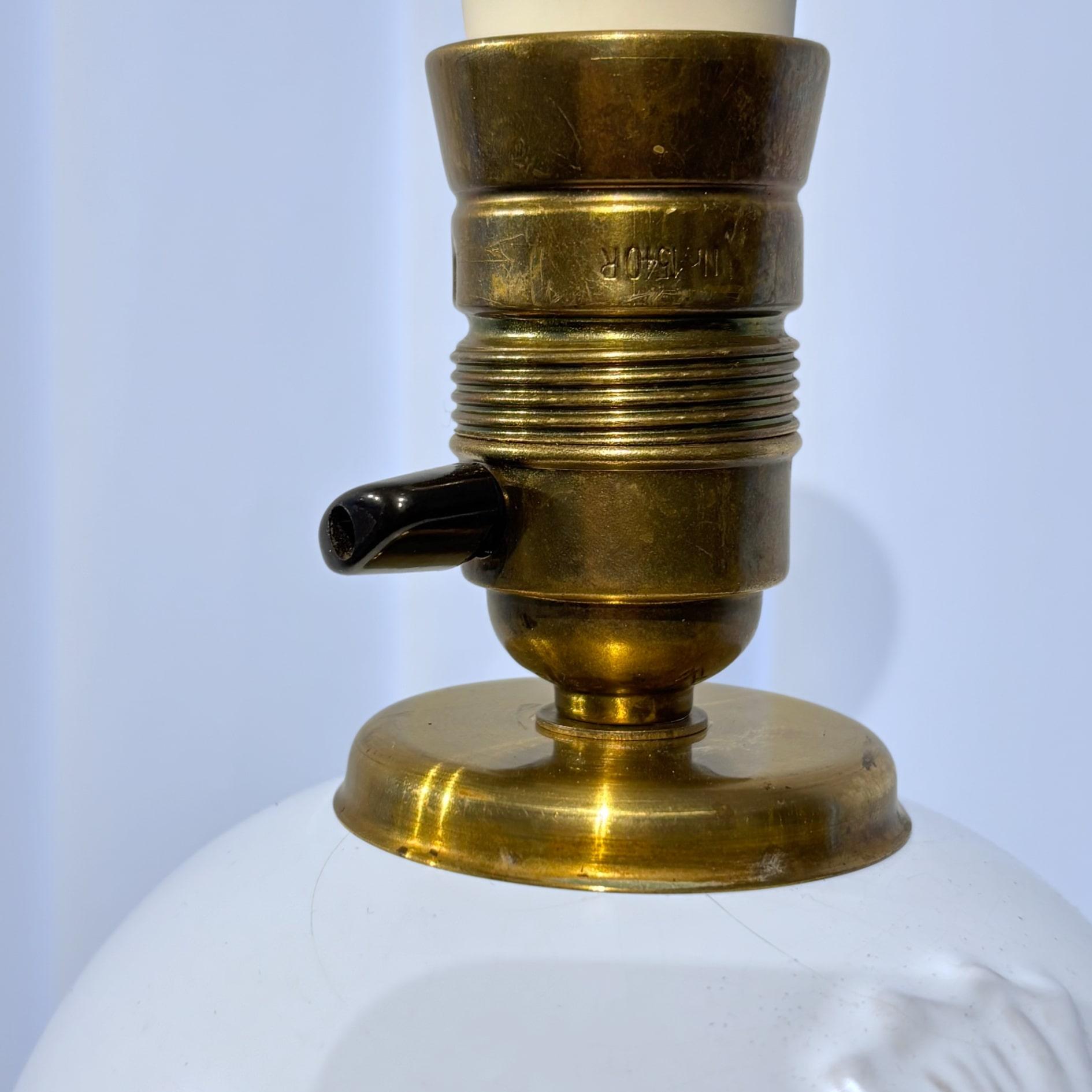 Ruck Werkmäster, skandinavische Keramik-Tischlampe, Nittsjö, Schweden, 1940er Jahre (Messing) im Angebot