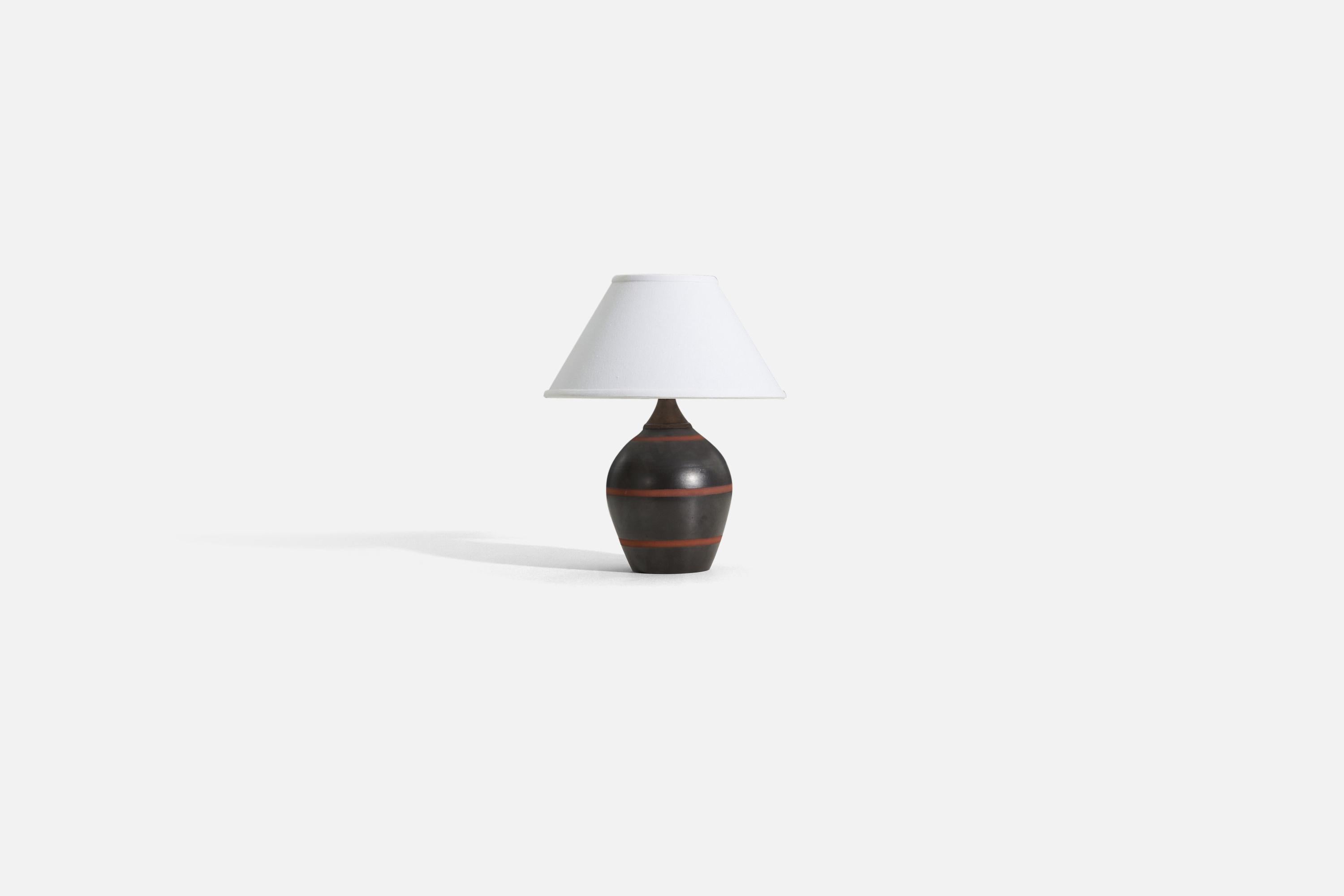 A brown ceramic table lamp designed by Jerk Werkmäster produced by Nittsjö, Sweden, 1940s.

Sold without lampshade. 
Dimensions of Lamp (inches) : 12.5 x 6.5 x 6.5 (H x W x D)
Dimensions Shade (inches) : 5 x 12.25 x 7.25 (T x B x H)
Dimension