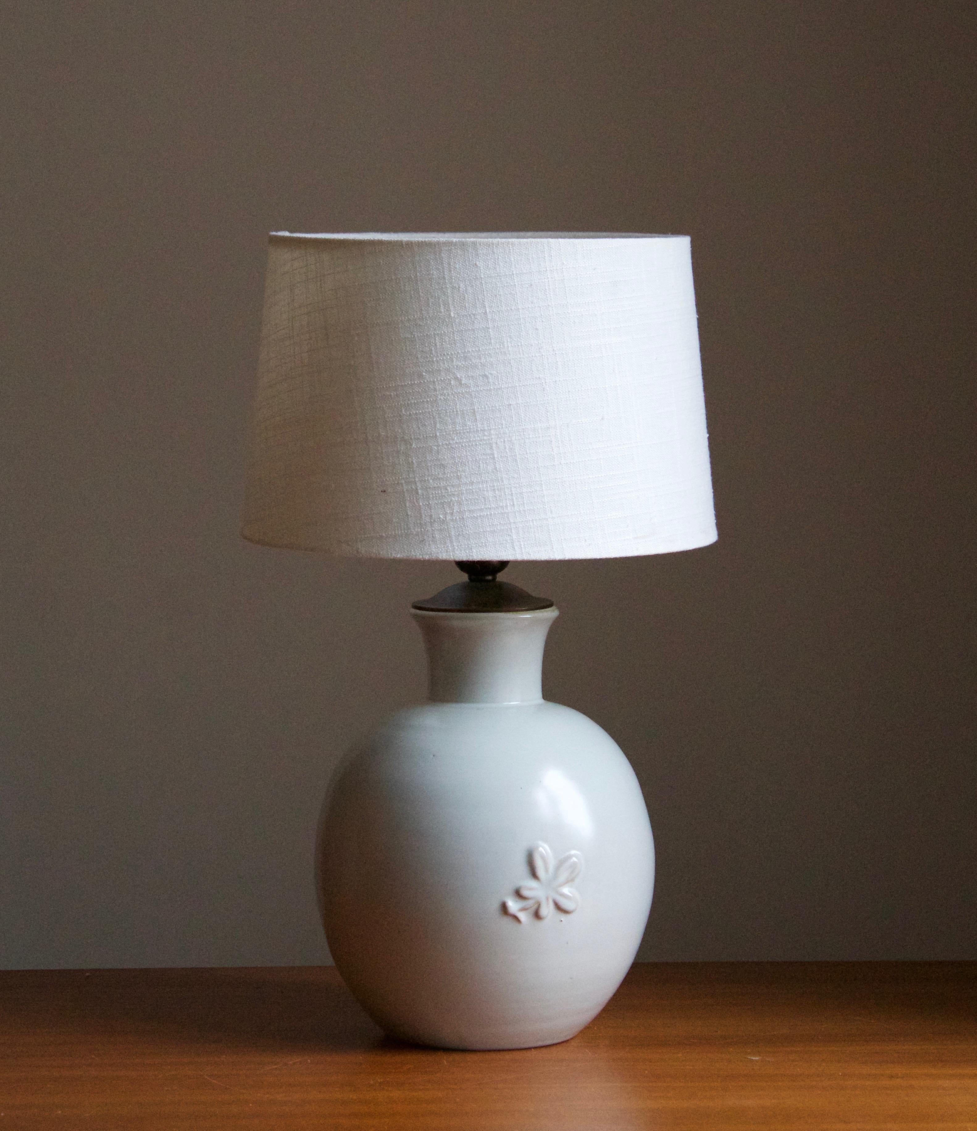 A large modernist table lamp design attributed to Jerk Werkmäster. Produced by Nittsjö, Sweden, 1930s. Stamped.

Sold without lampshade. Stated dimensions exclude the lampshade.

Glaze features a white color.

Other designers of the period include