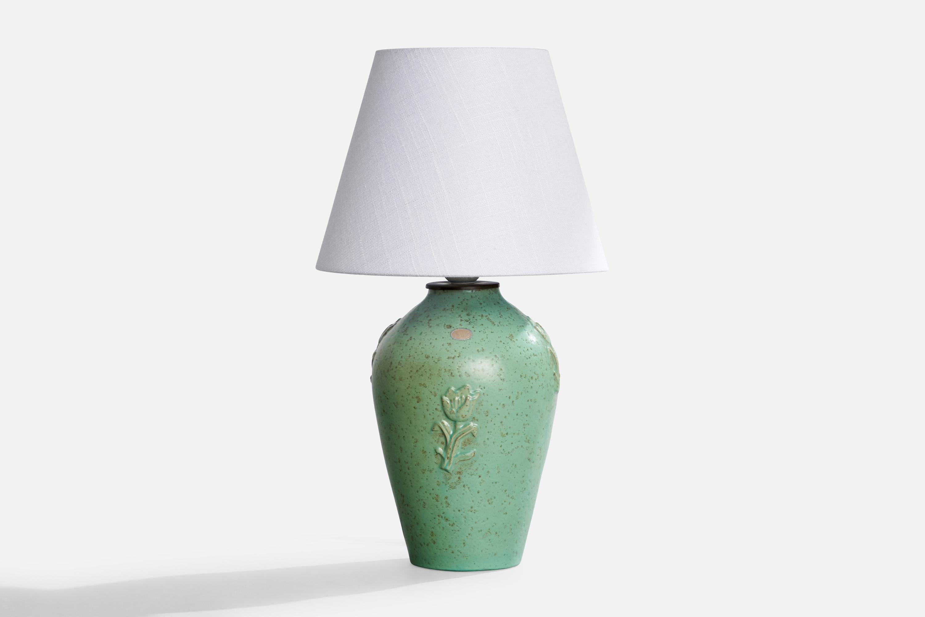 Lampe de table en céramique émaillée verte et en laiton conçue par Jerk Werkmäster et produite par Nittsjö, Suède, c. 1930.

Dimensions de la lampe (pouces) : 12.6