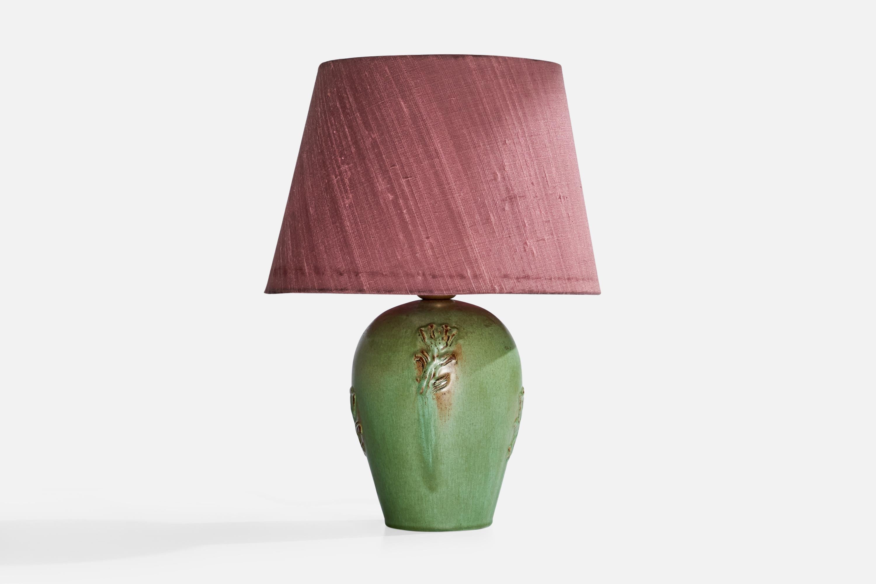 Lampada da tavolo in ceramica smaltata verde e tessuto viola disegnata da Fabrice e prodotta da Nittsjö, Svezia, anni '30 circa.

Dimensioni della lampada con paralume (pollici): 15,3