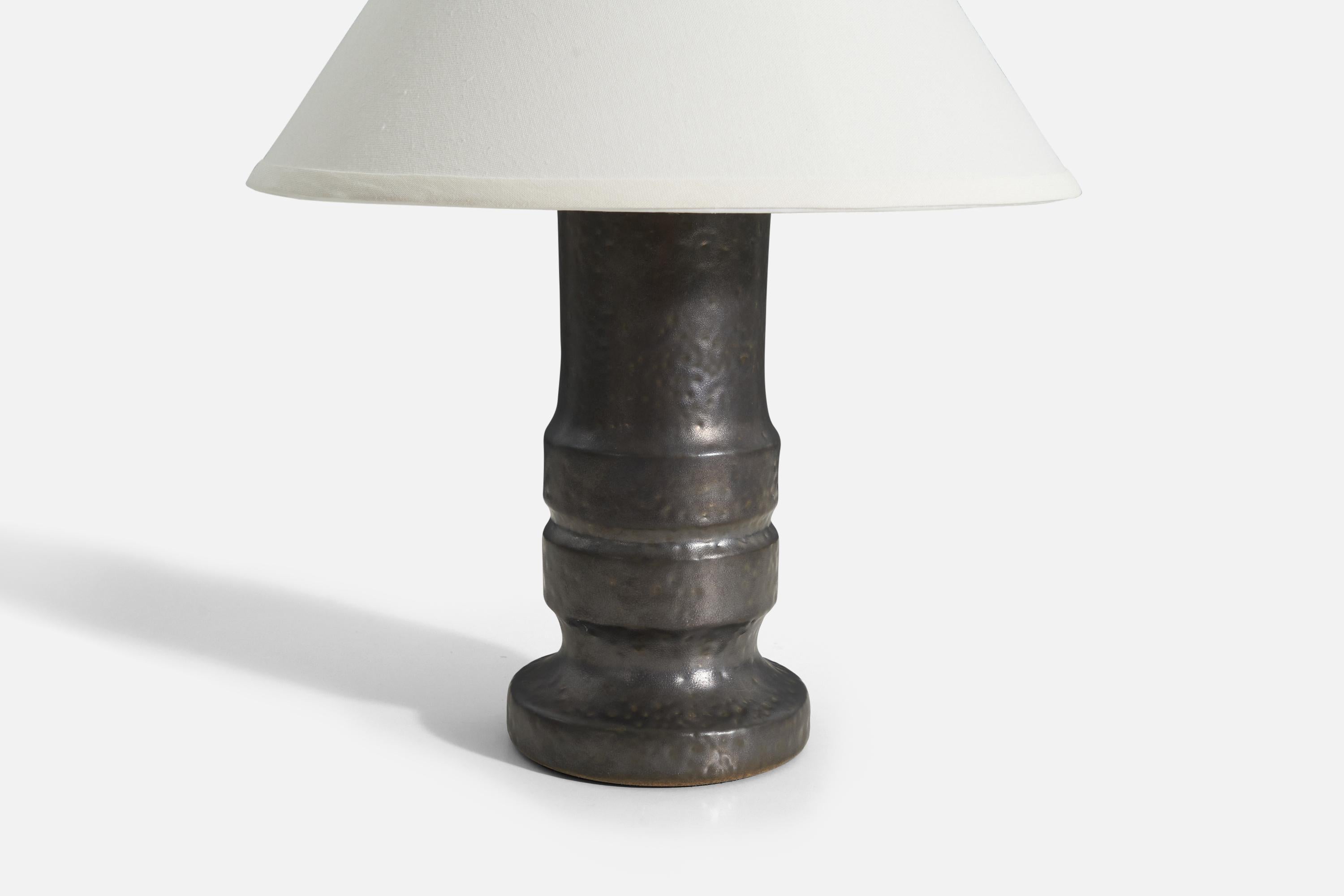 Suédois Jerk Werkmster, lampe de bureau, faïence grise émaillée, Nittsj, Suède, vers 1940 en vente
