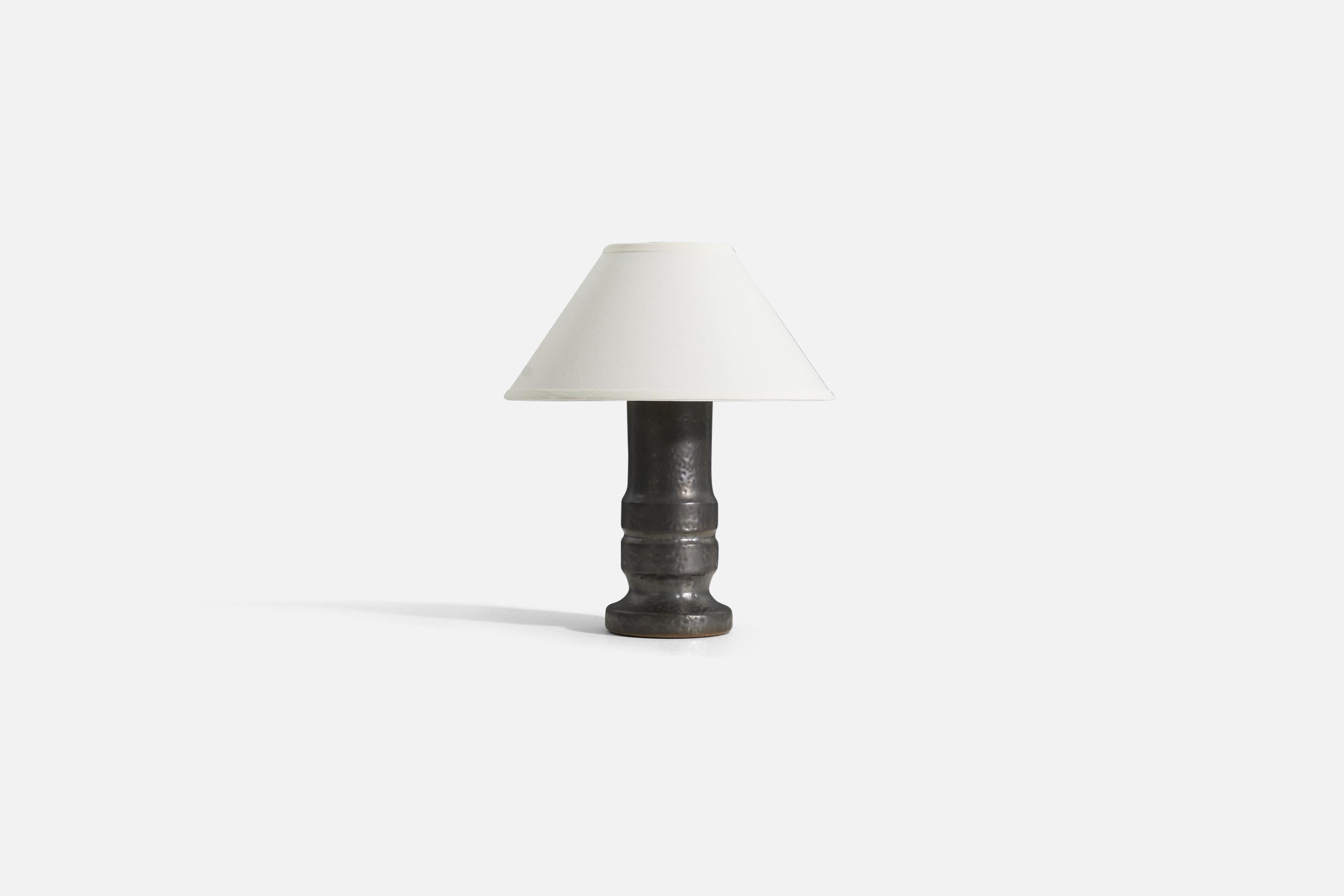 Jerk Werkmäster, Table Lamp, Grey-Glazed Earthenware, Nittsjö, Sweden, c. 1940s In Good Condition For Sale In High Point, NC
