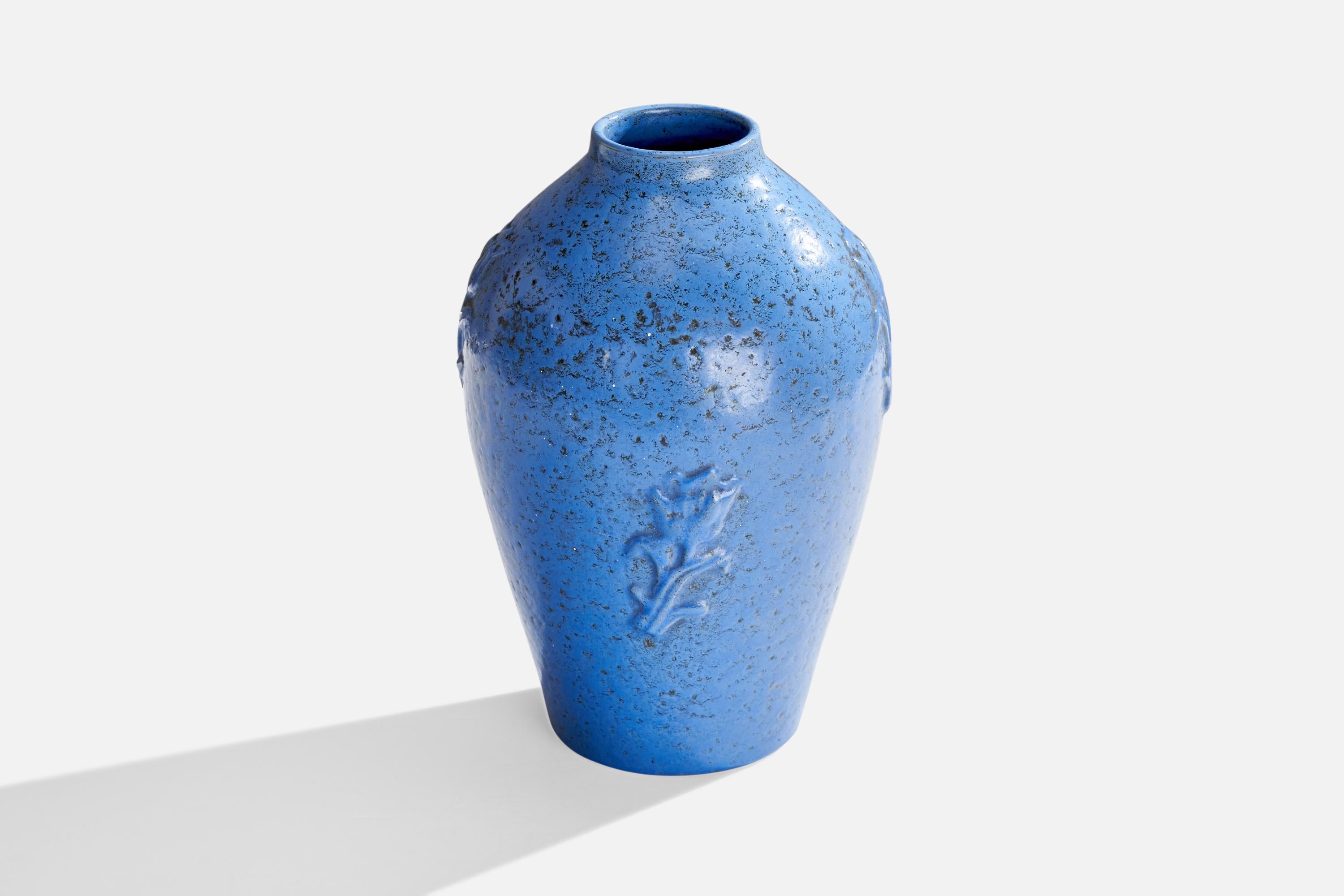 Vaso in ceramica smaltata blu disegnato da Jerk Werkmäster e prodotto da Nittsjö, Svezia, anni '30 circa.