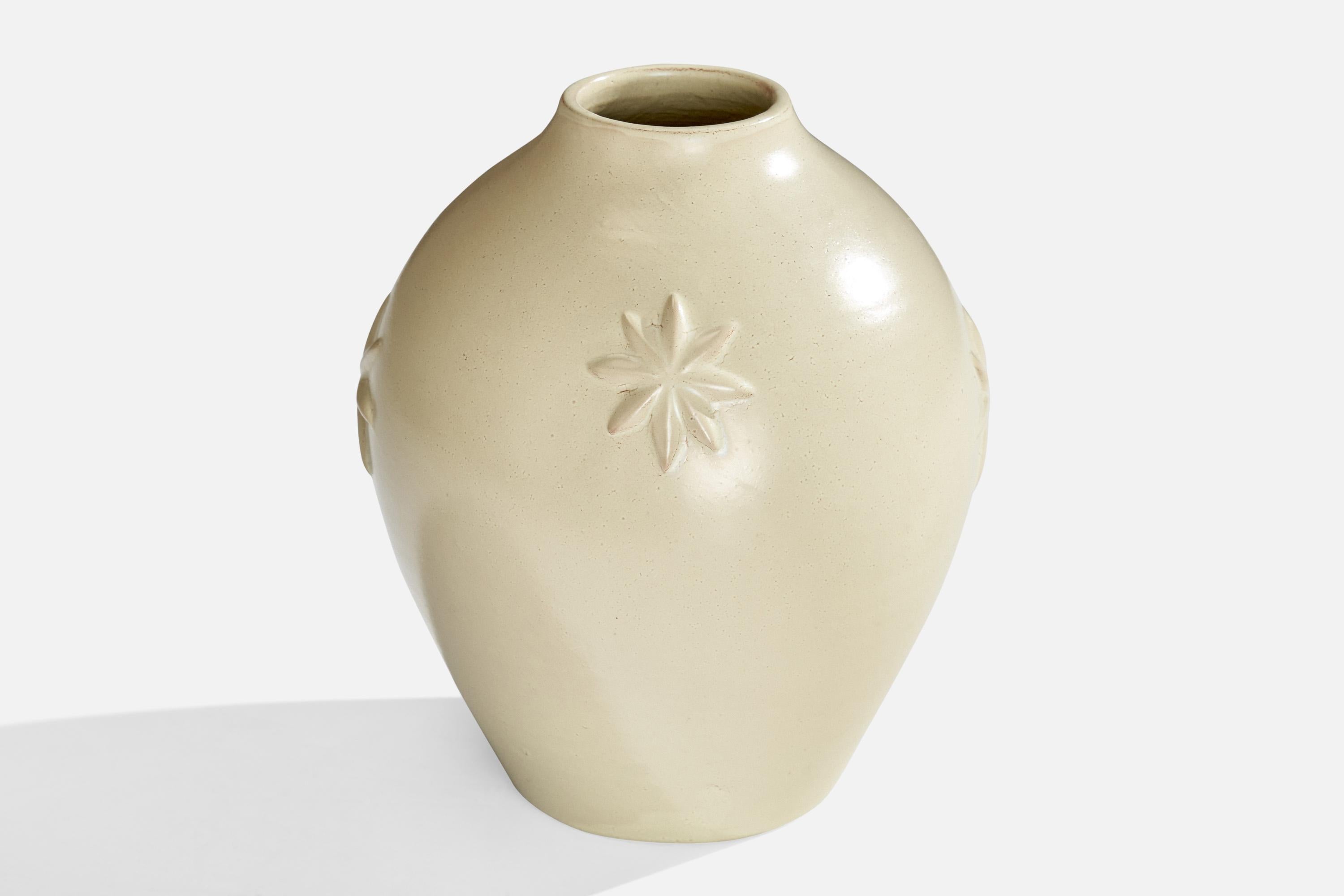 Weiß glasierte Keramikvase, entworfen von Jerk Werkmäster und hergestellt von Nittsjö, Schweden, ca. 1930er Jahre.

