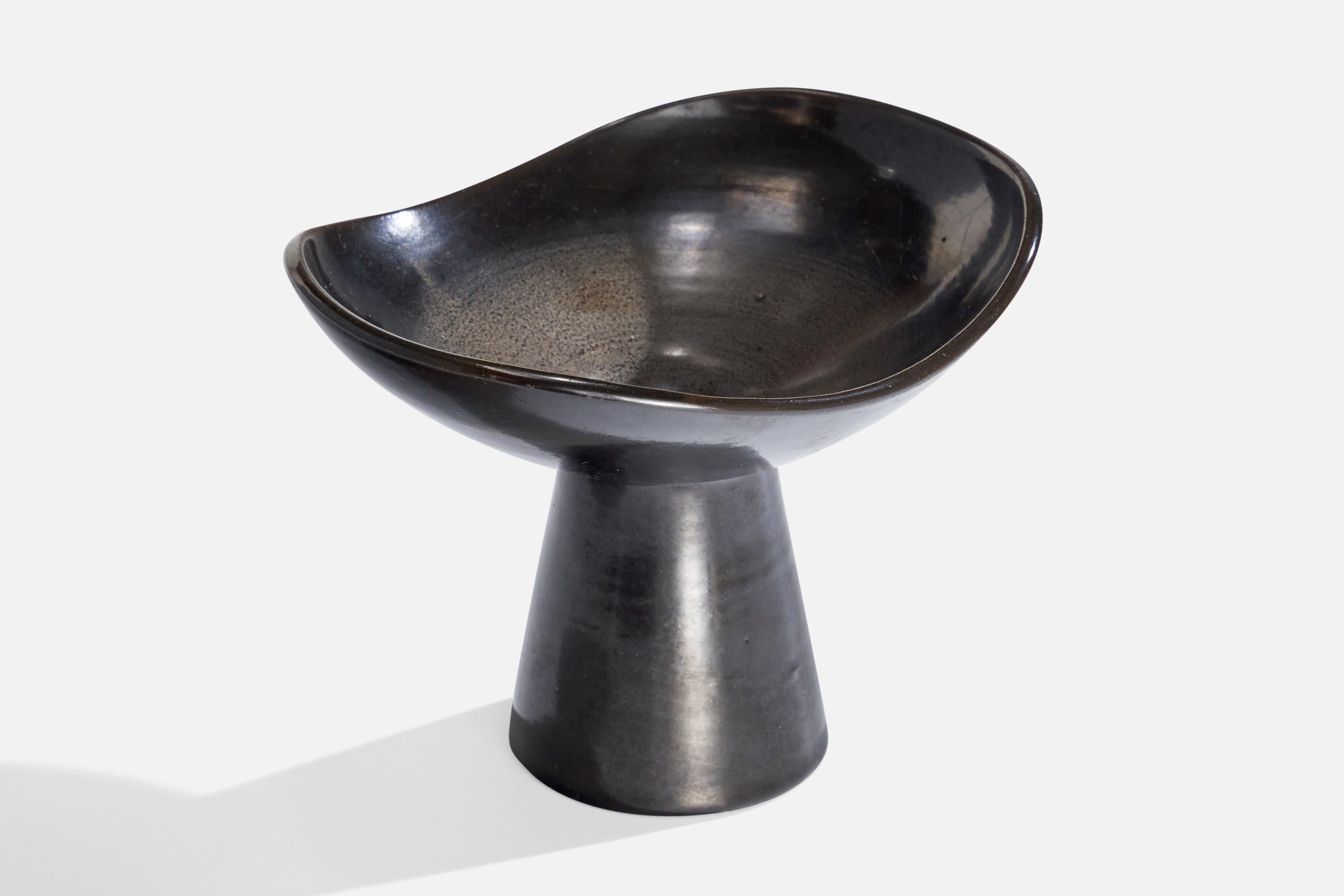 Schwarz glasierte Keramikvase oder -gefäß, entworfen von Jerk Werkmäster und hergestellt von Nittsjö, Schweden, ca. 1940er Jahre.

Abmessungen: 4,375