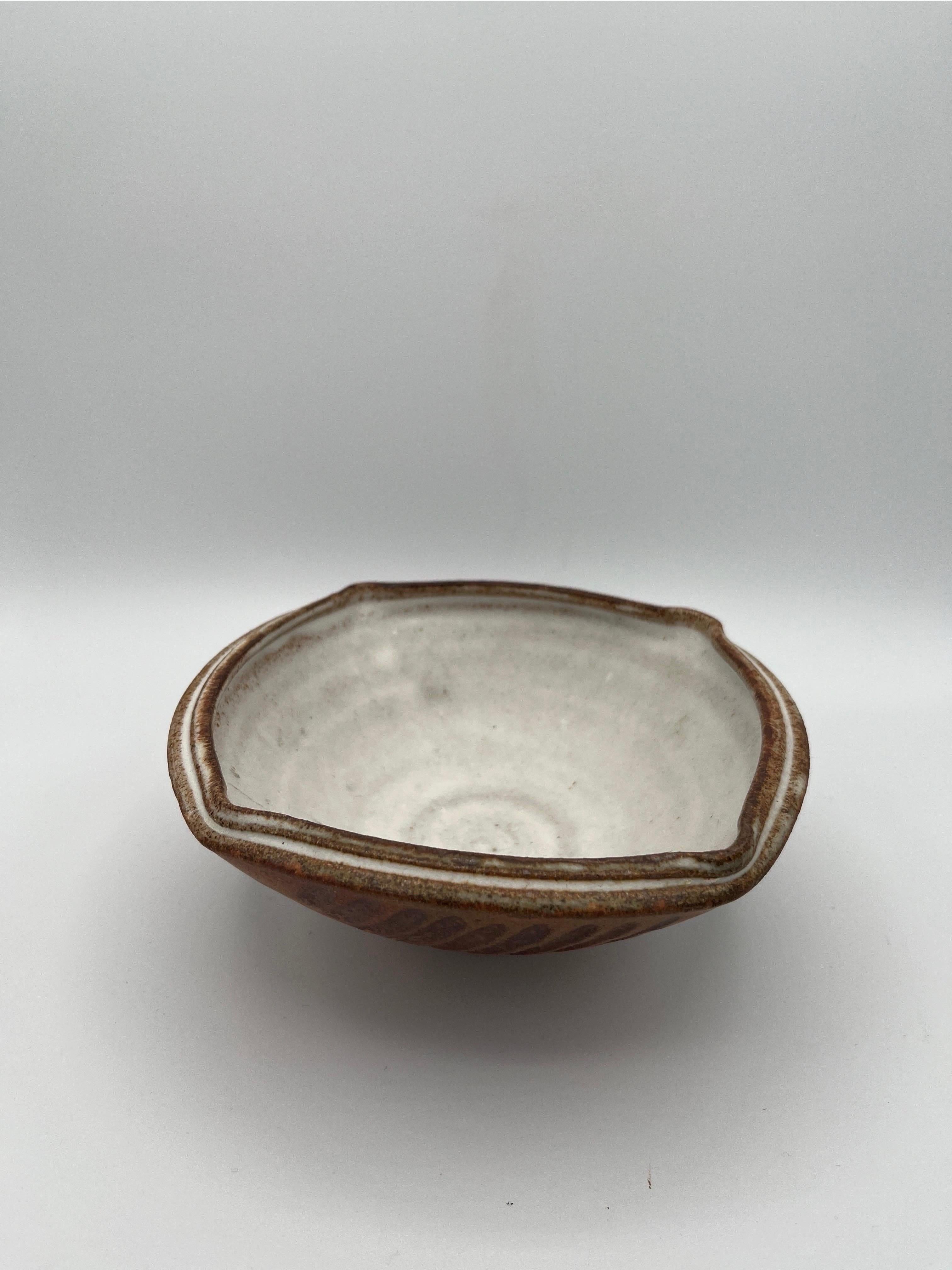 Mid-Century moderno Ciotola in ceramica modernista di Jerome Ackerman in vendita