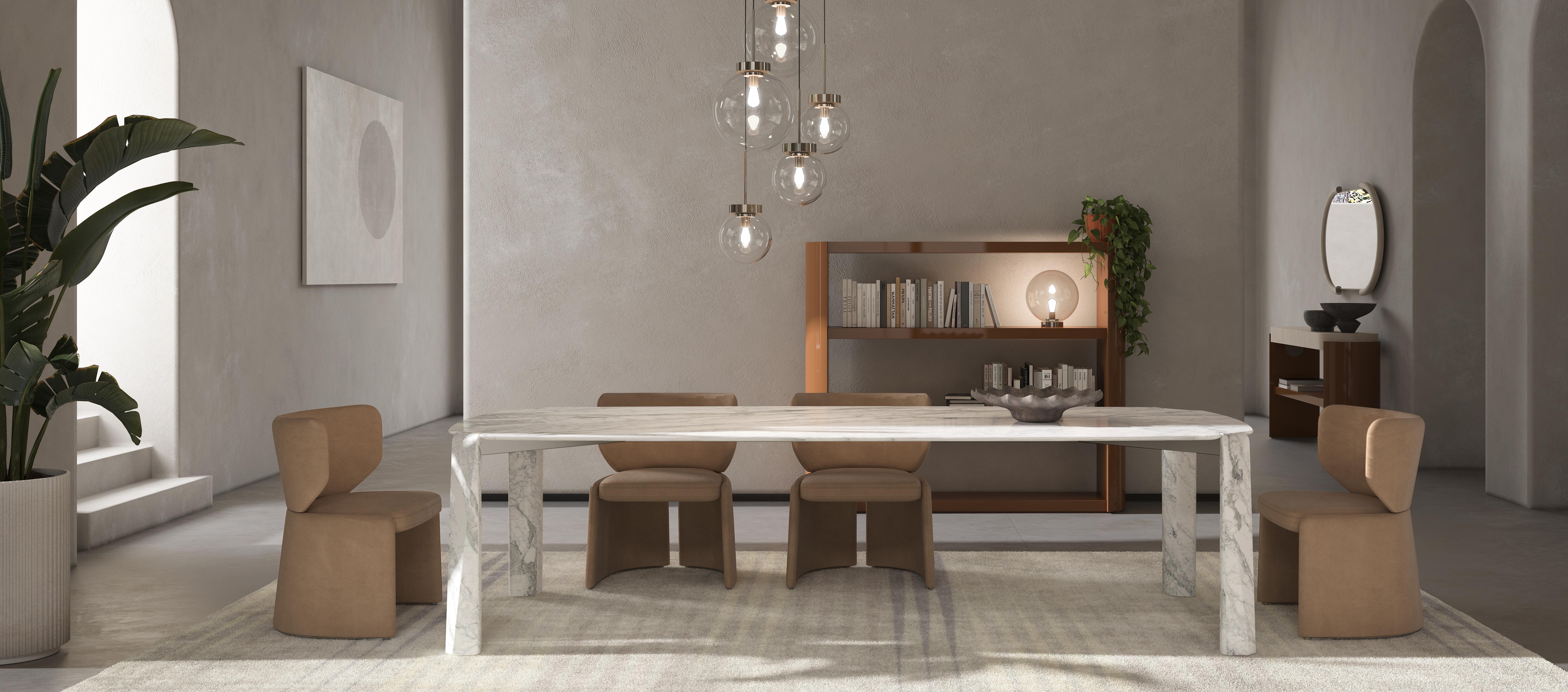 Una libreria completamente laccata con tre ripiani, questo pezzo offre un design elegante e moderno perfetto per organizzare ed esporre libri o oggetti decorativi. La finitura liscia e lucida aggiunge un tocco di raffinatezza e brillantezza,