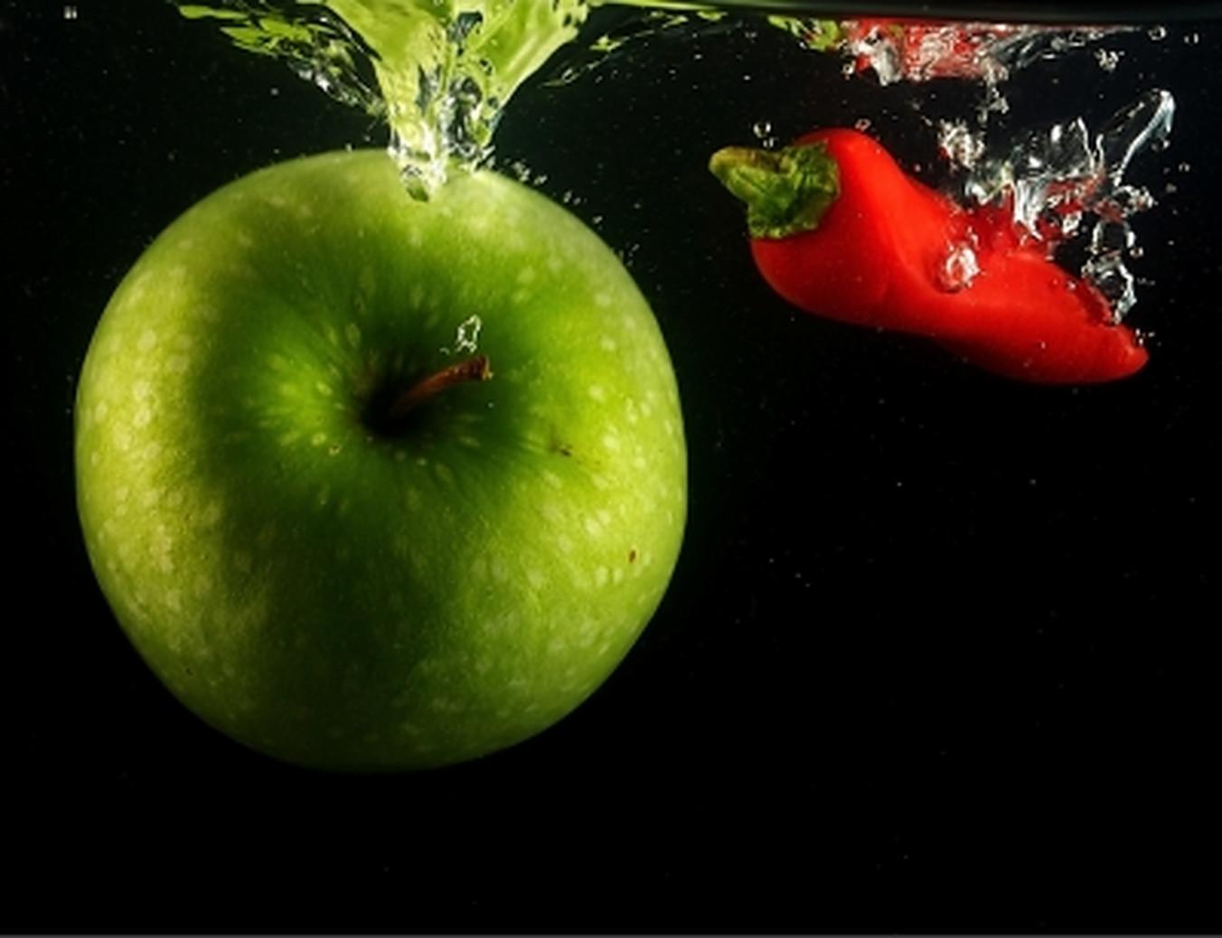 Jerome GRILHOT Still-Life Photograph -  Sweet and Spicy (Pomme Verte et Piment 1) 