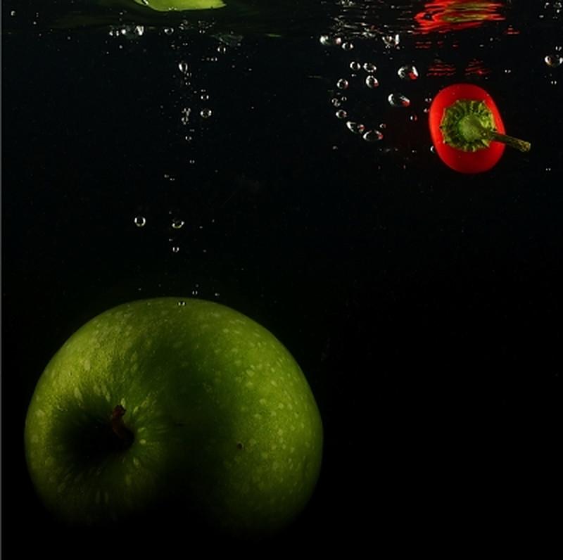 Jerome GRILHOT Still-Life Photograph -  Sweet and spicy (pomme verte et piment 2) 
