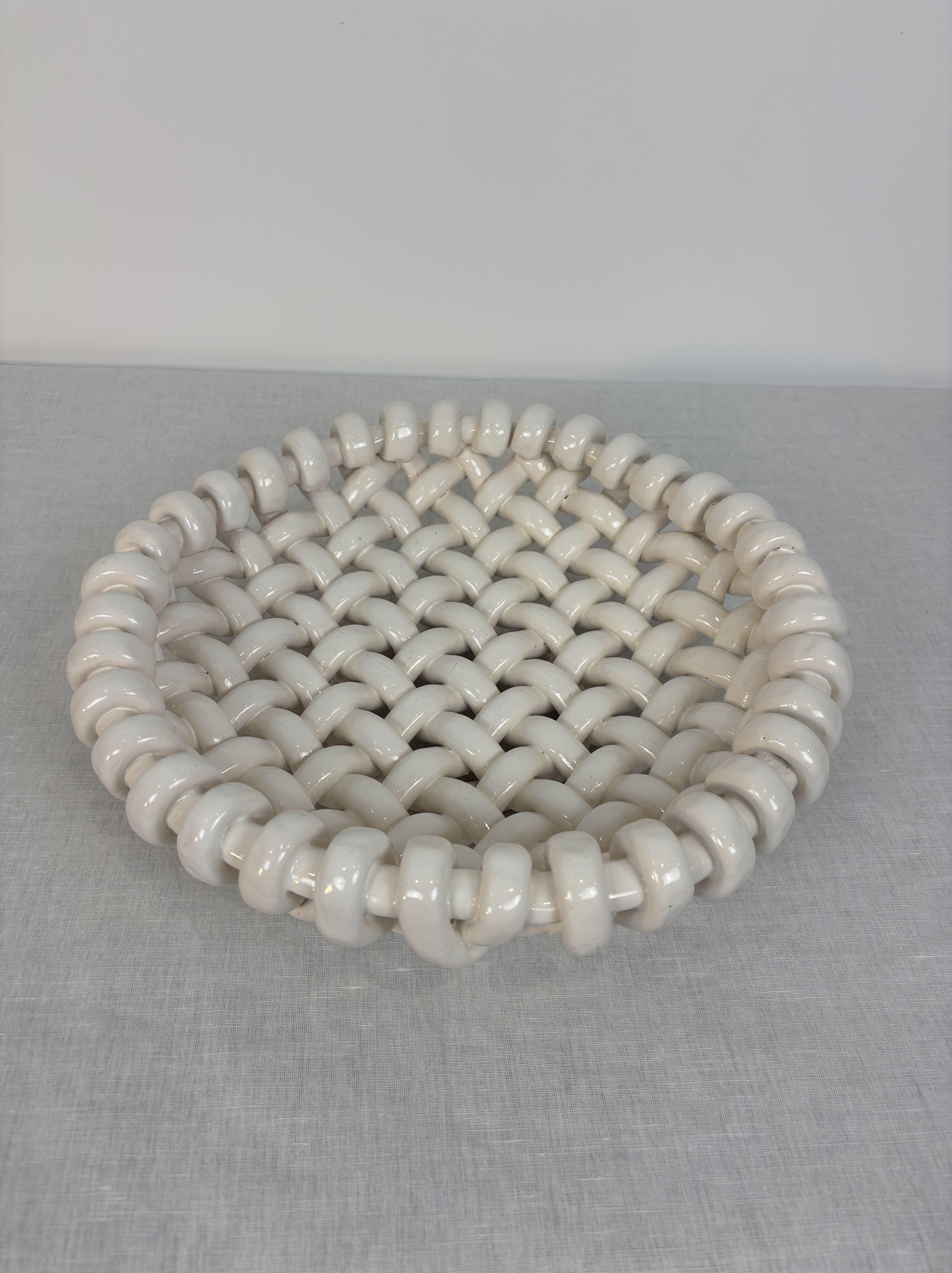 Jérôme Massier (1850-1916), Vallauris 
Panier rond ajouré très décoratif en céramique émaillée blanche avec une belle glaçure brillante.  
Forme ample et élégante, finement ajourée dans le style de la vannerie régulière.  Signé 