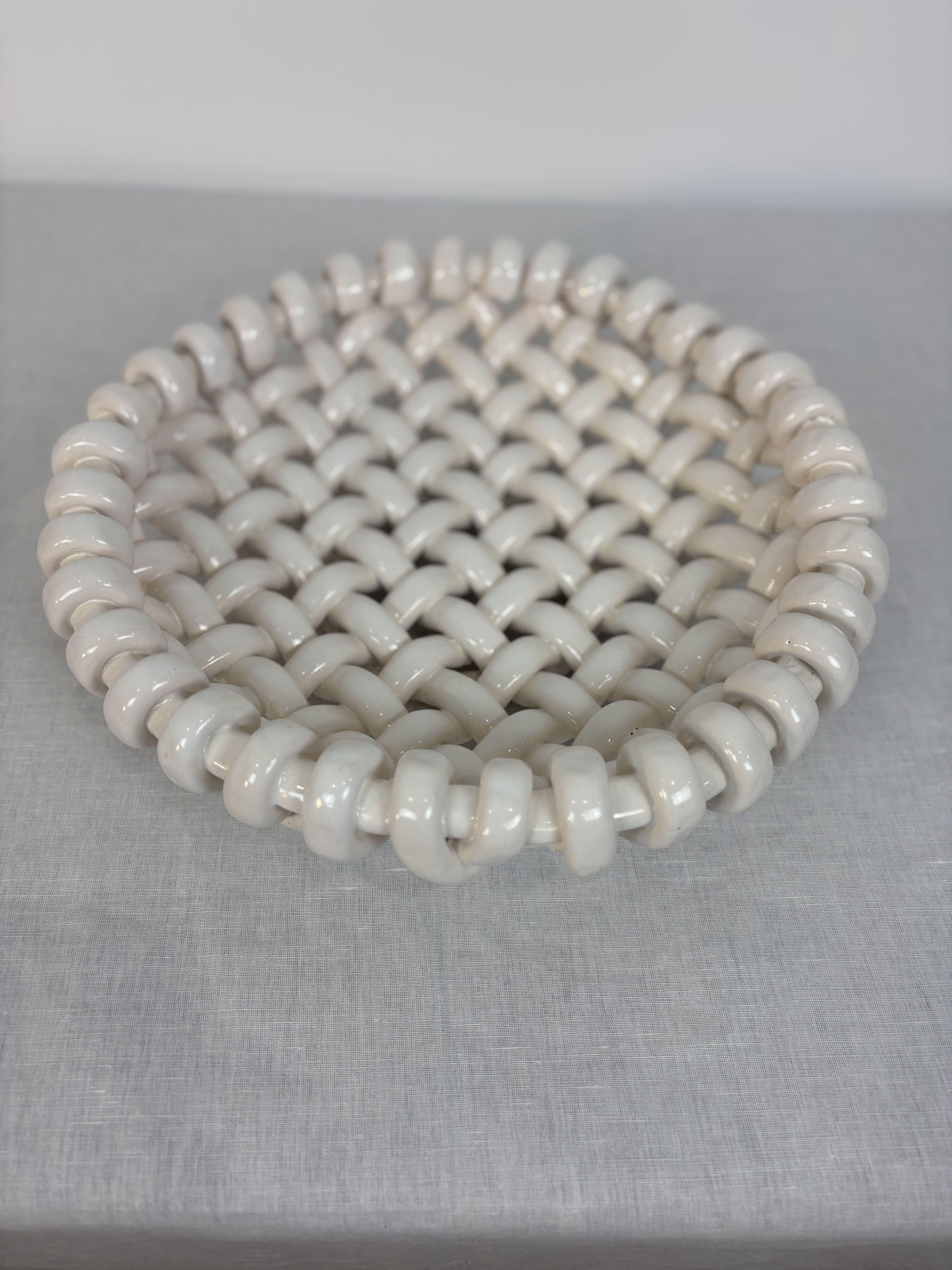 Art nouveau Jérôme Massier (1850-1016), Vallauris, Grand panier ajouré en céramique blanche