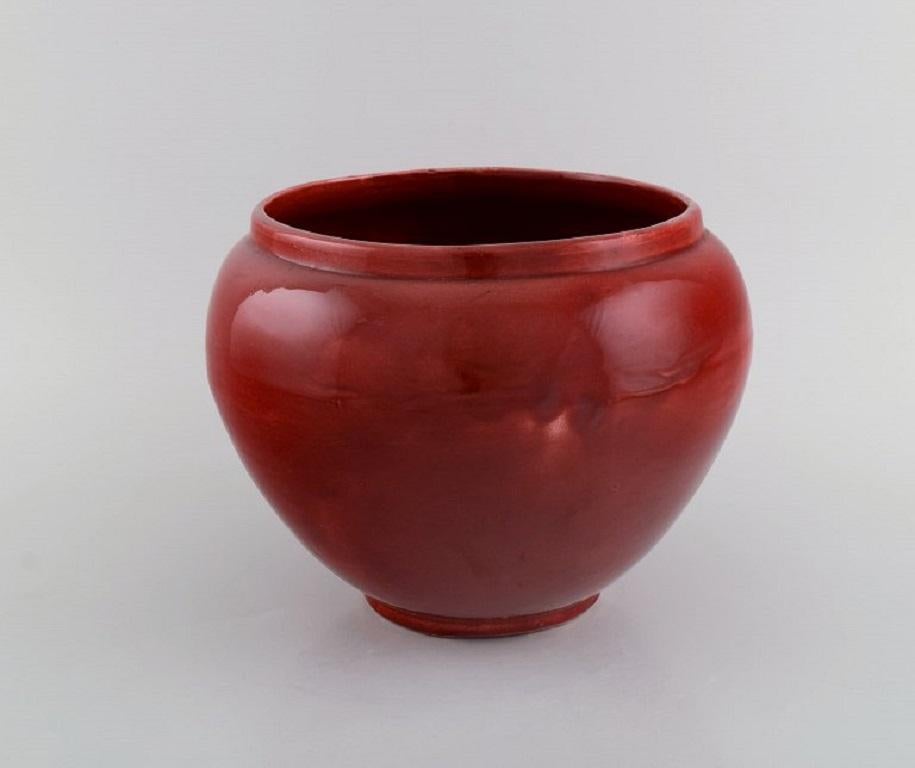 Jerome Massier (1850-1916) for Vallauris. 
Antique vase / flowerpot in glazed ceramics. 
Beautiful glaze in shades of red. 
Approx. 1900.
Measures: 21 x 16 cm.
In good condition. Hairline and a small chip.
Stamped.