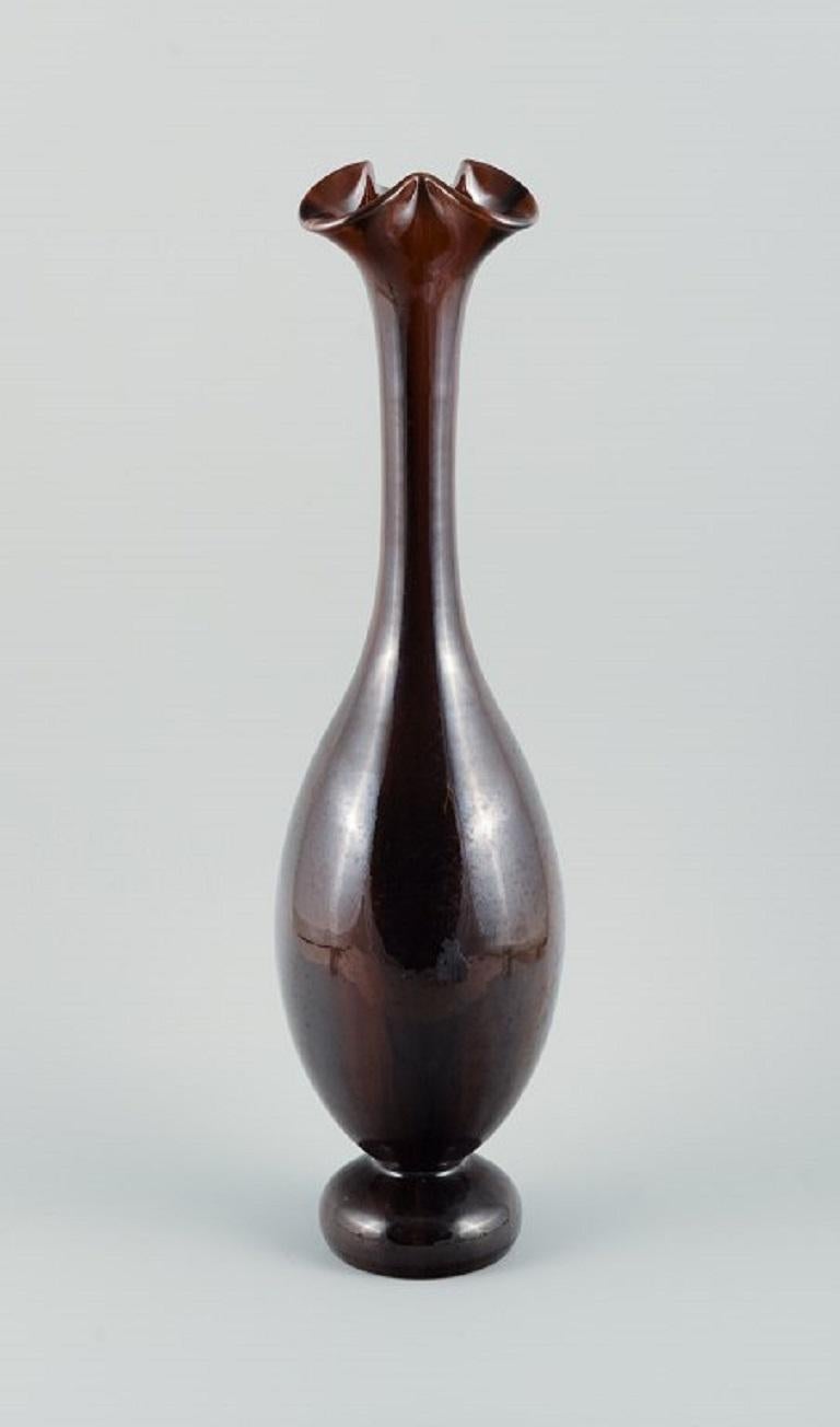Jérôme Massier (1850-1916), Vallauris.
Vase colossal en céramique française avec une glaçure dans les tons de brun.
Début du 20e siècle.
En parfait état.
Mesure : H 54,0 x D 11,0 cm.
Marqué.