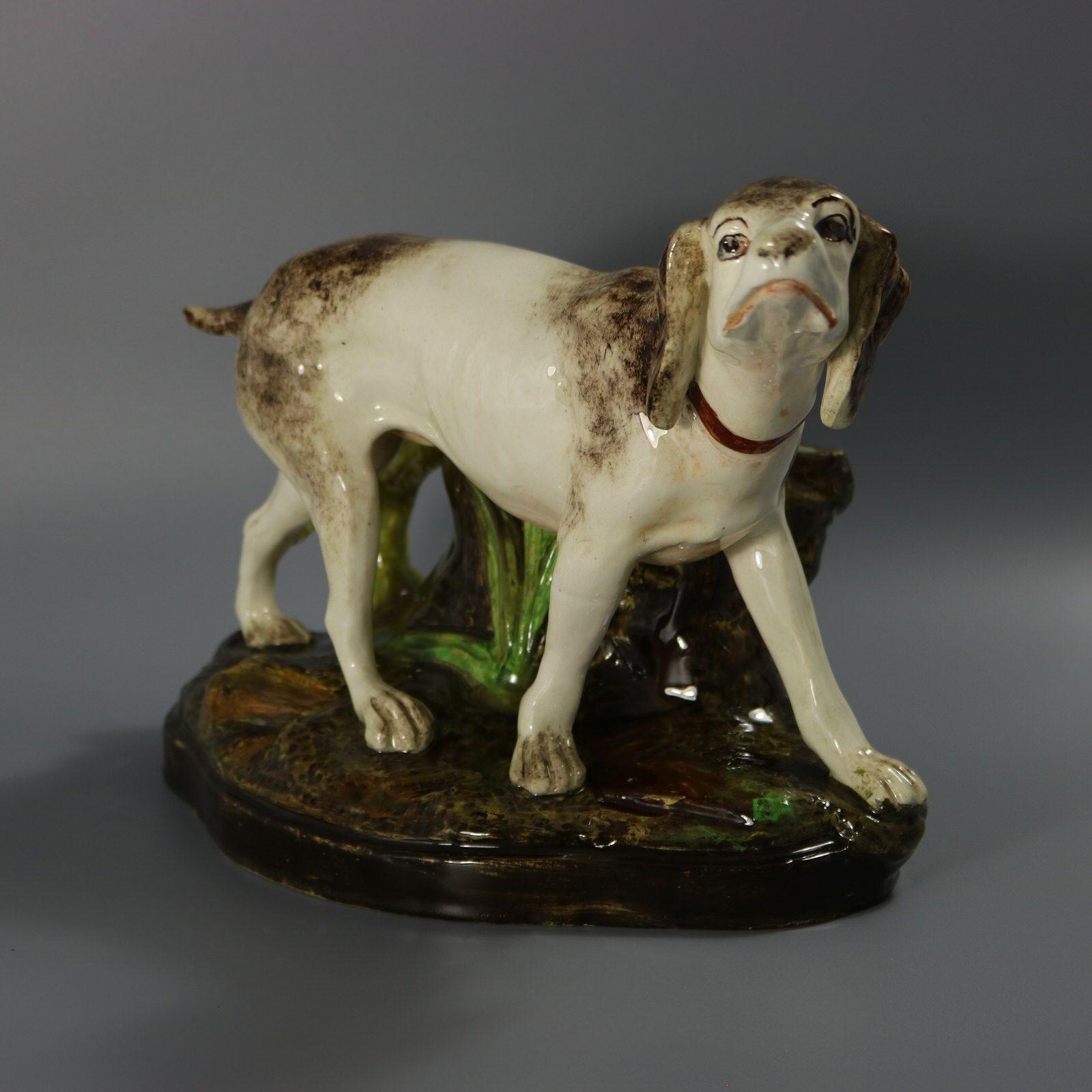 Vaso figurato in maiolica di Jerome Massier Fils con un cane da caccia davanti a un tronco d'albero. Colorazione: predominano il bianco, il marrone e il verde. Il pezzo reca una serie impressionante e completa di marchi del produttore della ceramica