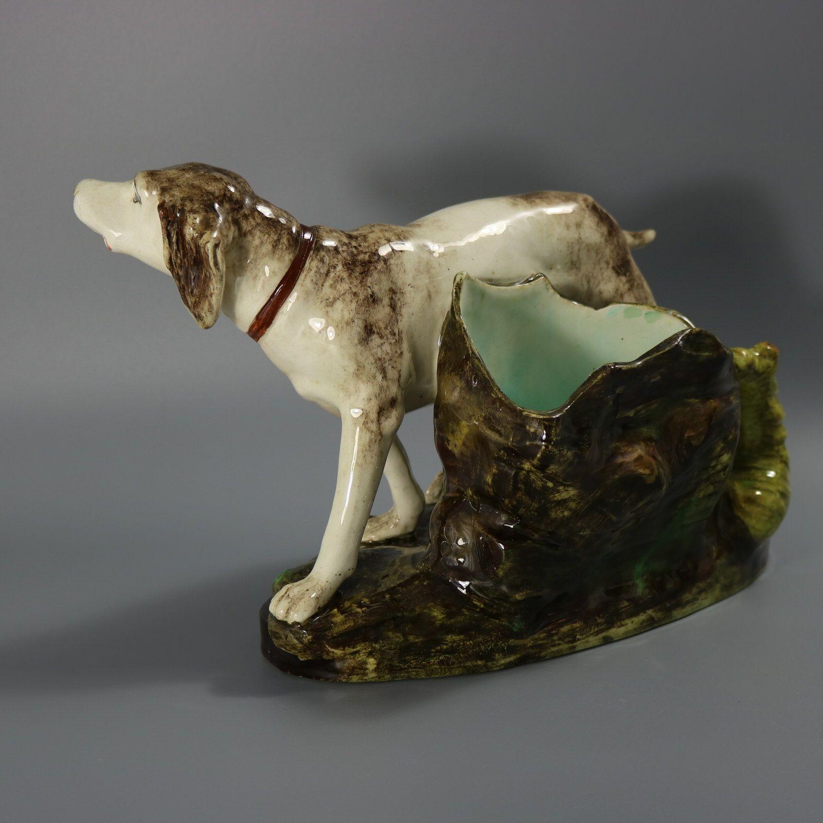 Inizio XX secolo Vaso con cane da caccia in maiolica Jerome Massier Fils in vendita