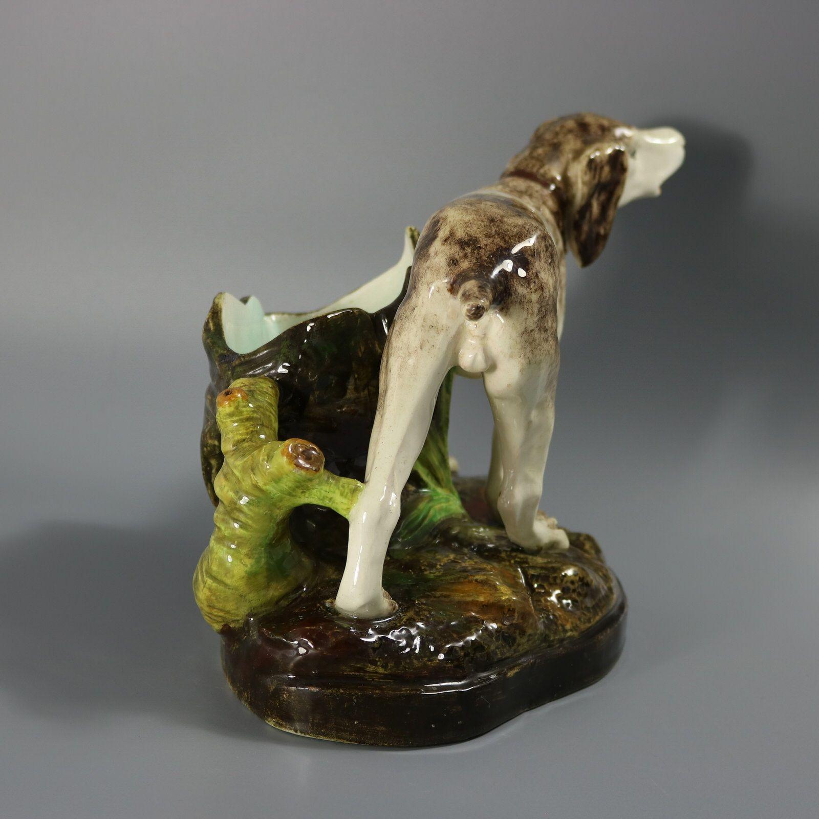 Vaso con cane da caccia in maiolica Jerome Massier Fils in vendita 2