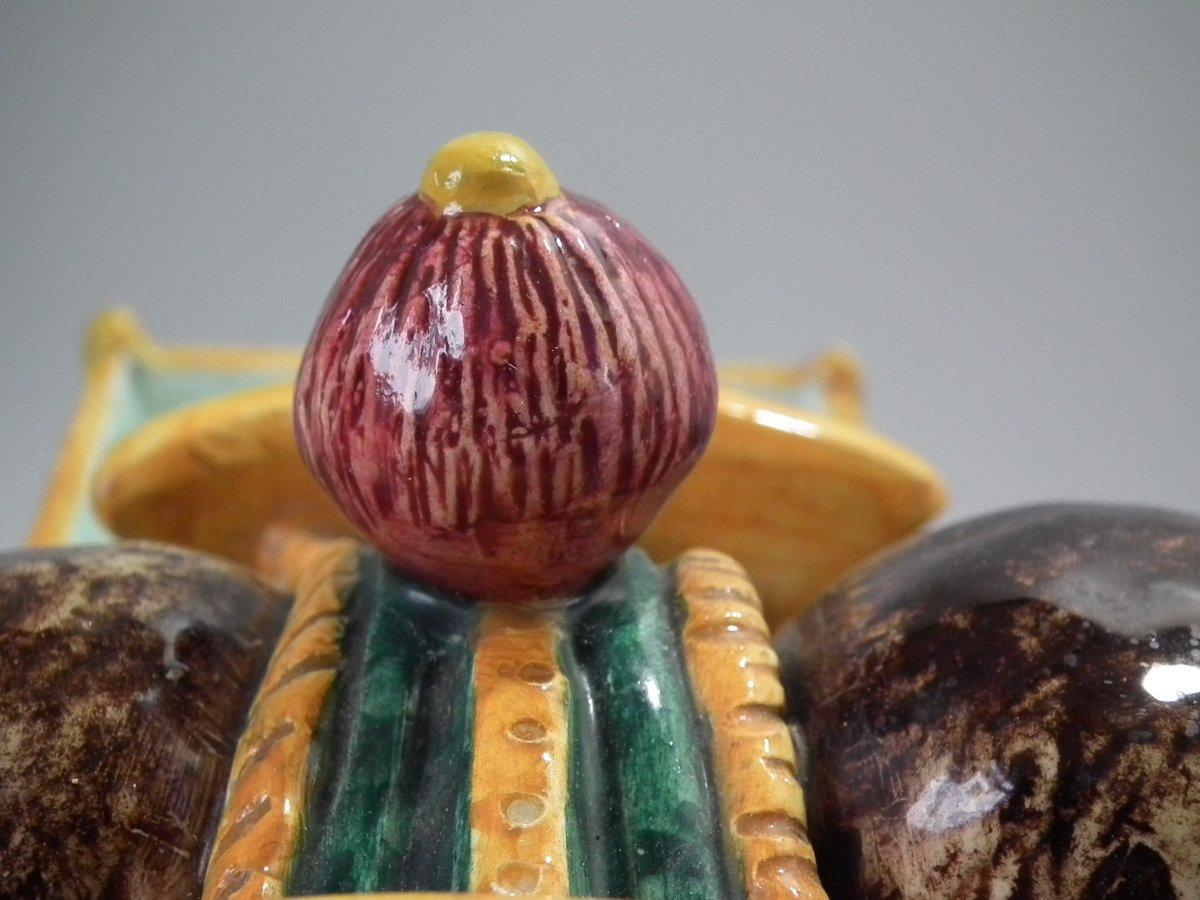 Figurine en majolique de Jérôme Massier représentant un chameau avec des paniers à provisions de part et d'autre. Coloration : brun, vert, ocre, sont prédominants. La pièce porte les marques de fabrique de la poterie Jérôme Massier.
 