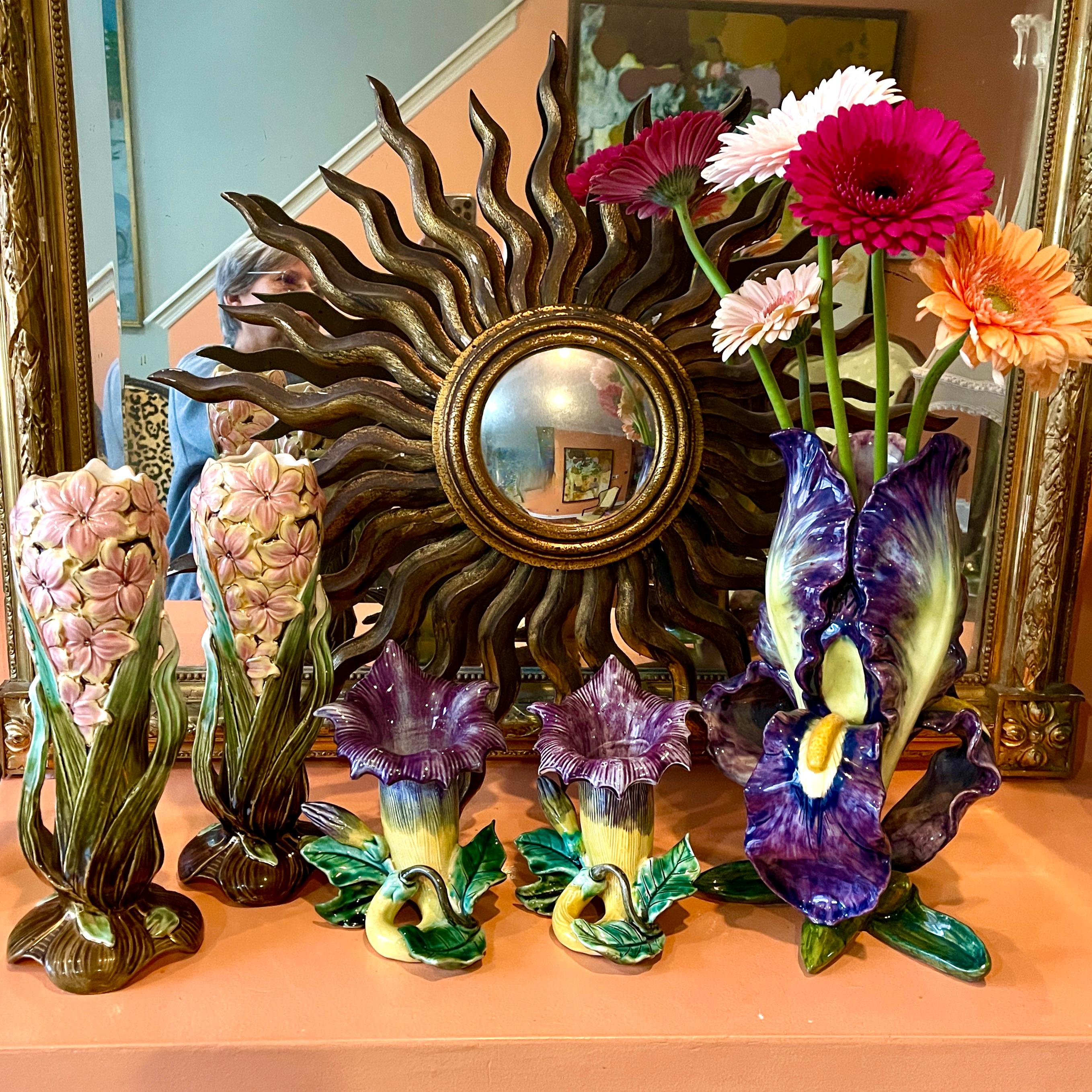 Vaso alto in terracotta smaltata maiolicata francese della fine del XIX secolo, raffigurante un'Iris barbata. Tre petali a cascata viola e gialli circondano la testa dell'Iris. La base è modellata con foglie verdi e uno stelo marrone tagliato.