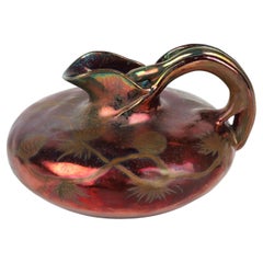 Jerome Massier: rara brocca in Massier Art Pottery con motivo iridescente a pigna e serpente