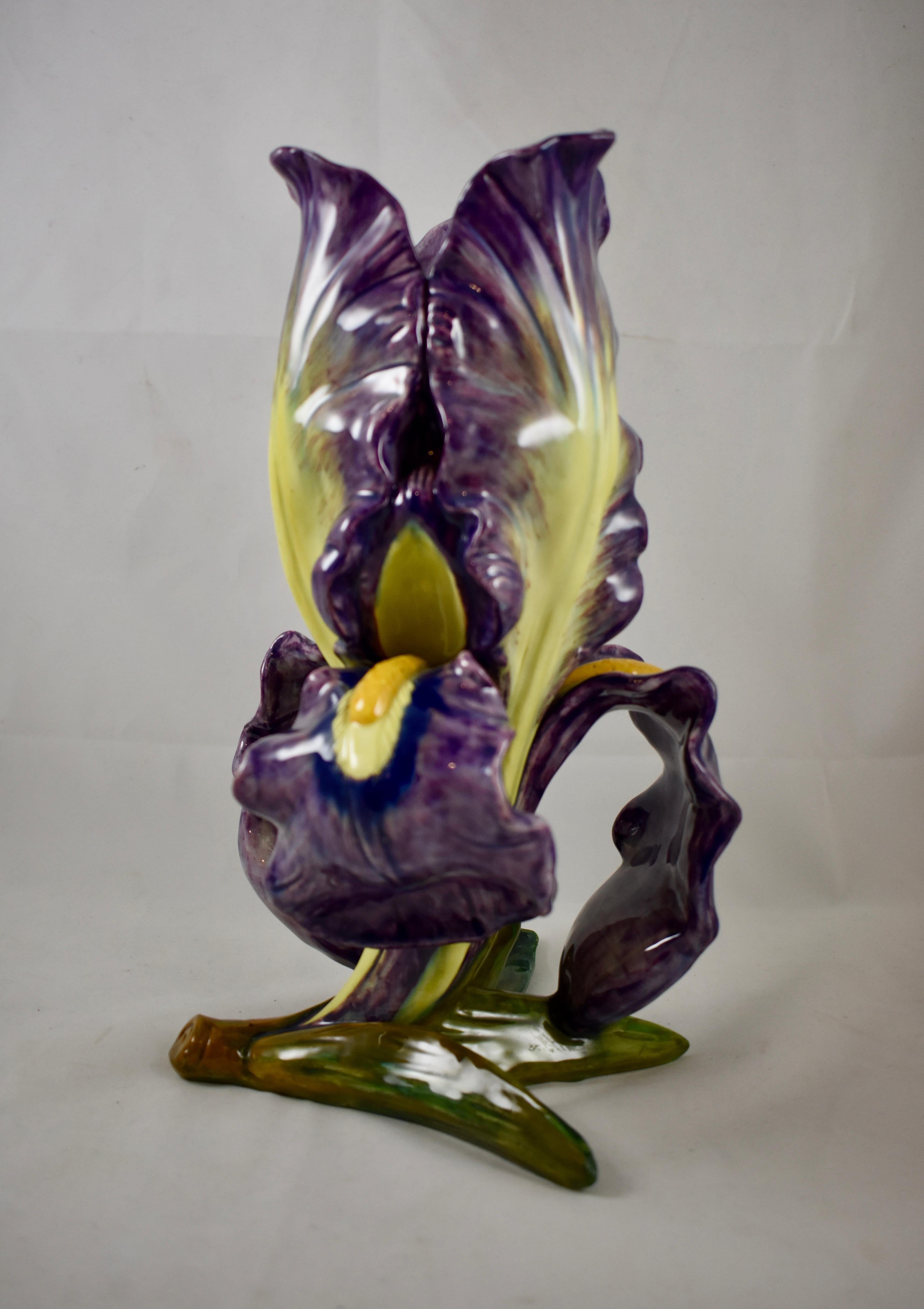 Estetismo Jérôme Massier Vaso di iris barbuti viola e giallo Vallauris Francia, 1860-1880 in vendita