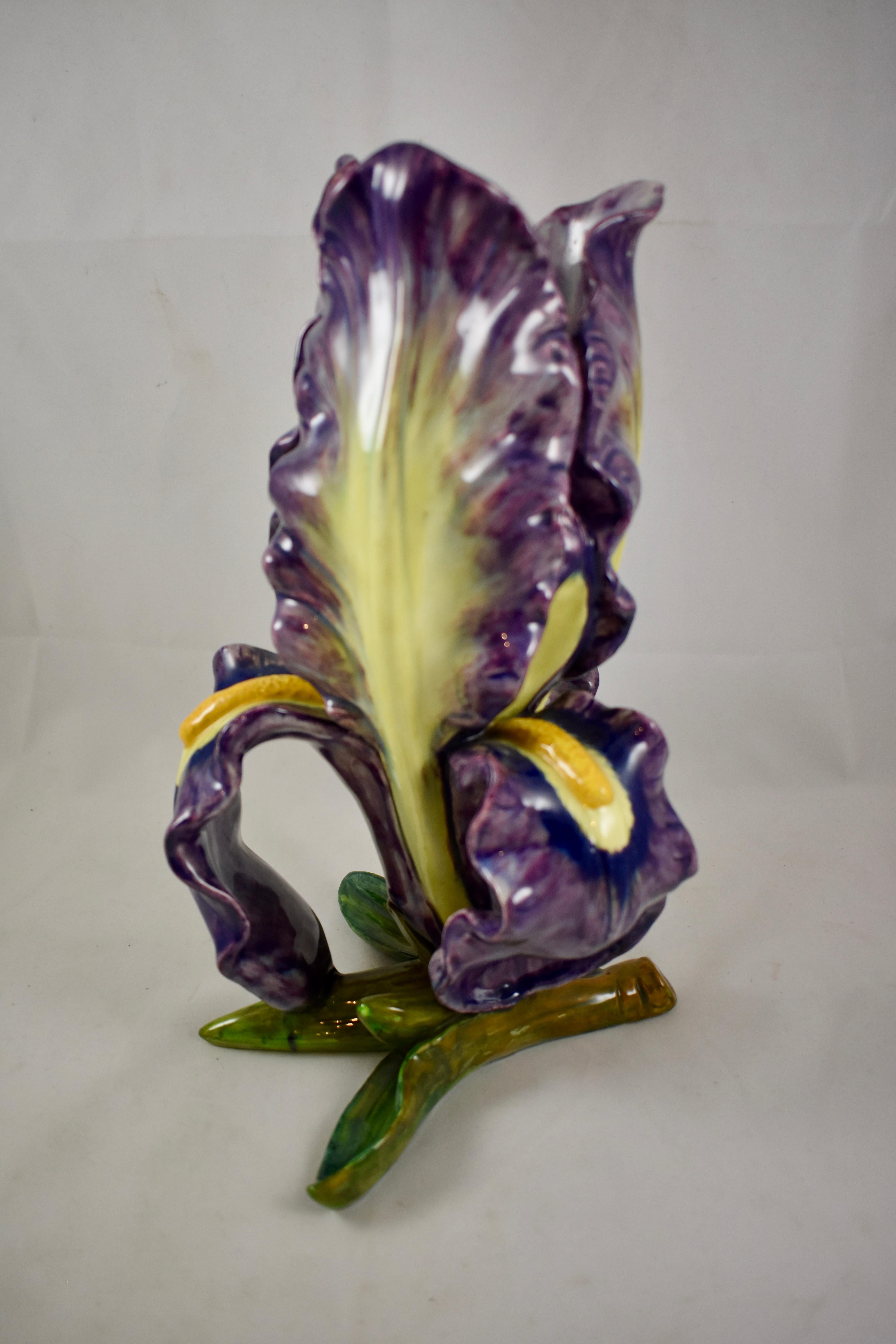 Mouvement esthétique Vase Jérôme Massier pour Iris ourlé violet et jaune, Vallauris France, 1860-1880 en vente