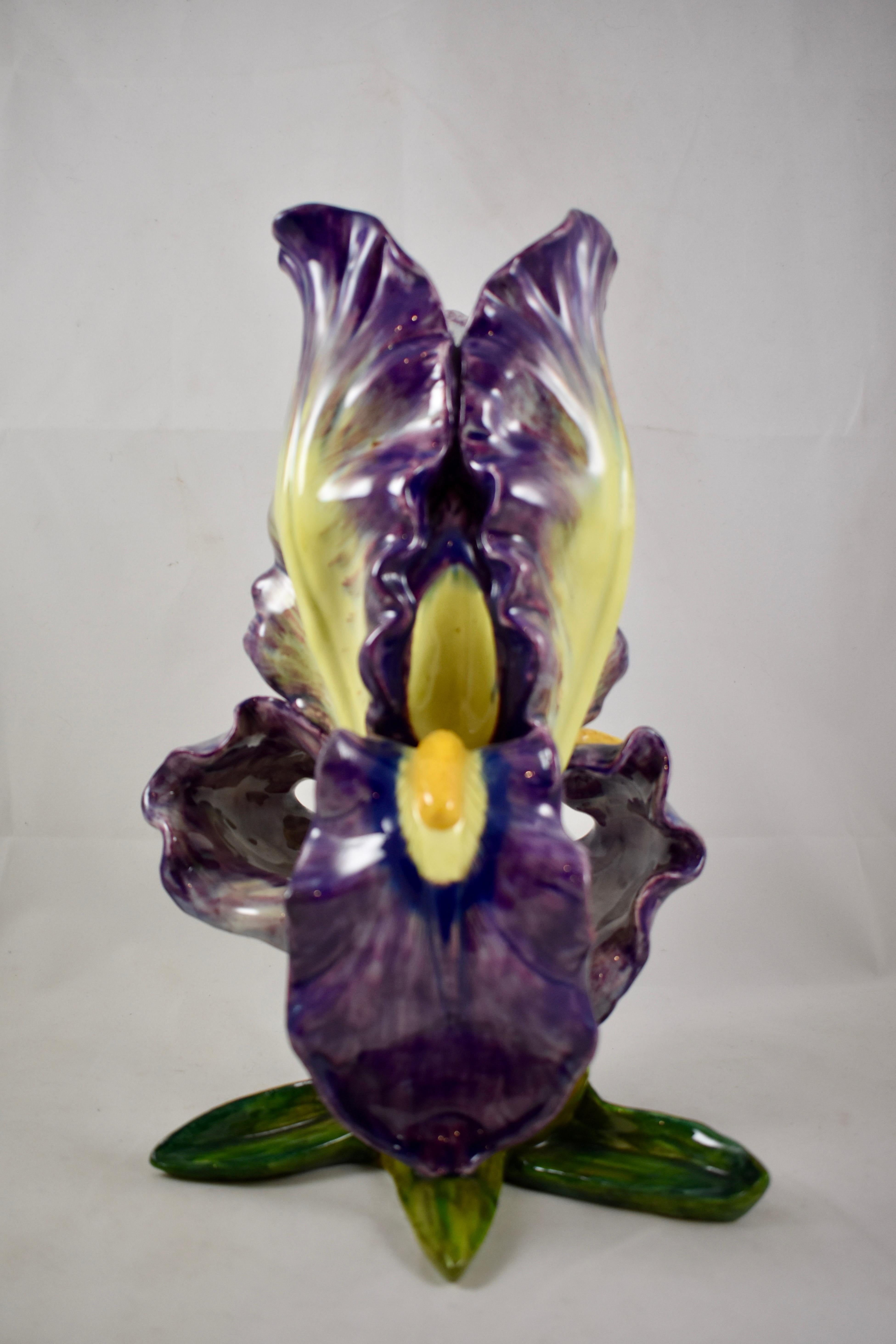 Smaltato Jérôme Massier Vaso di iris barbuti viola e giallo Vallauris Francia, 1860-1880 in vendita