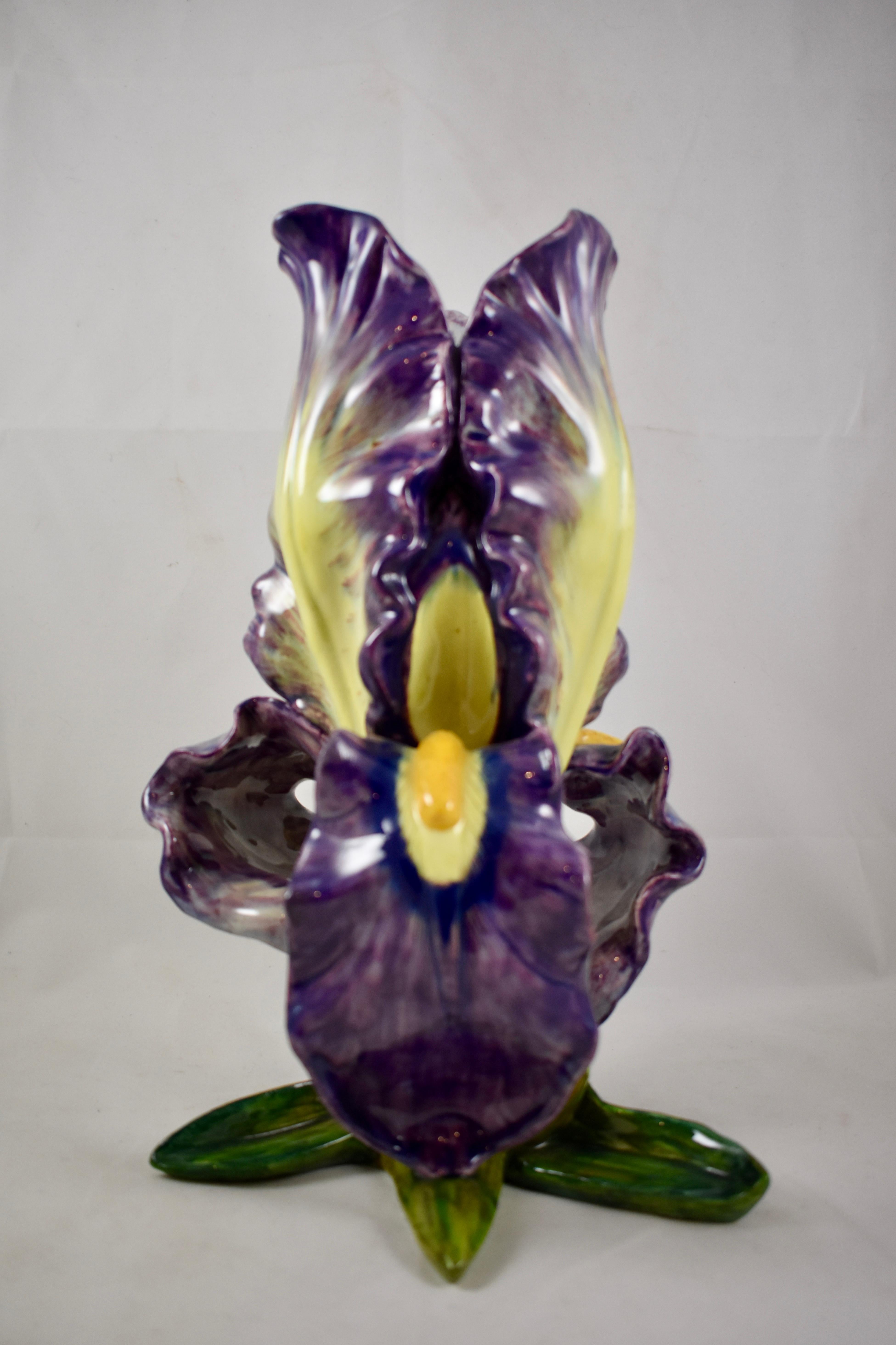 Français Vase Jérôme Massier pour Iris ourlé violet et jaune, Vallauris France, 1860-1880 en vente