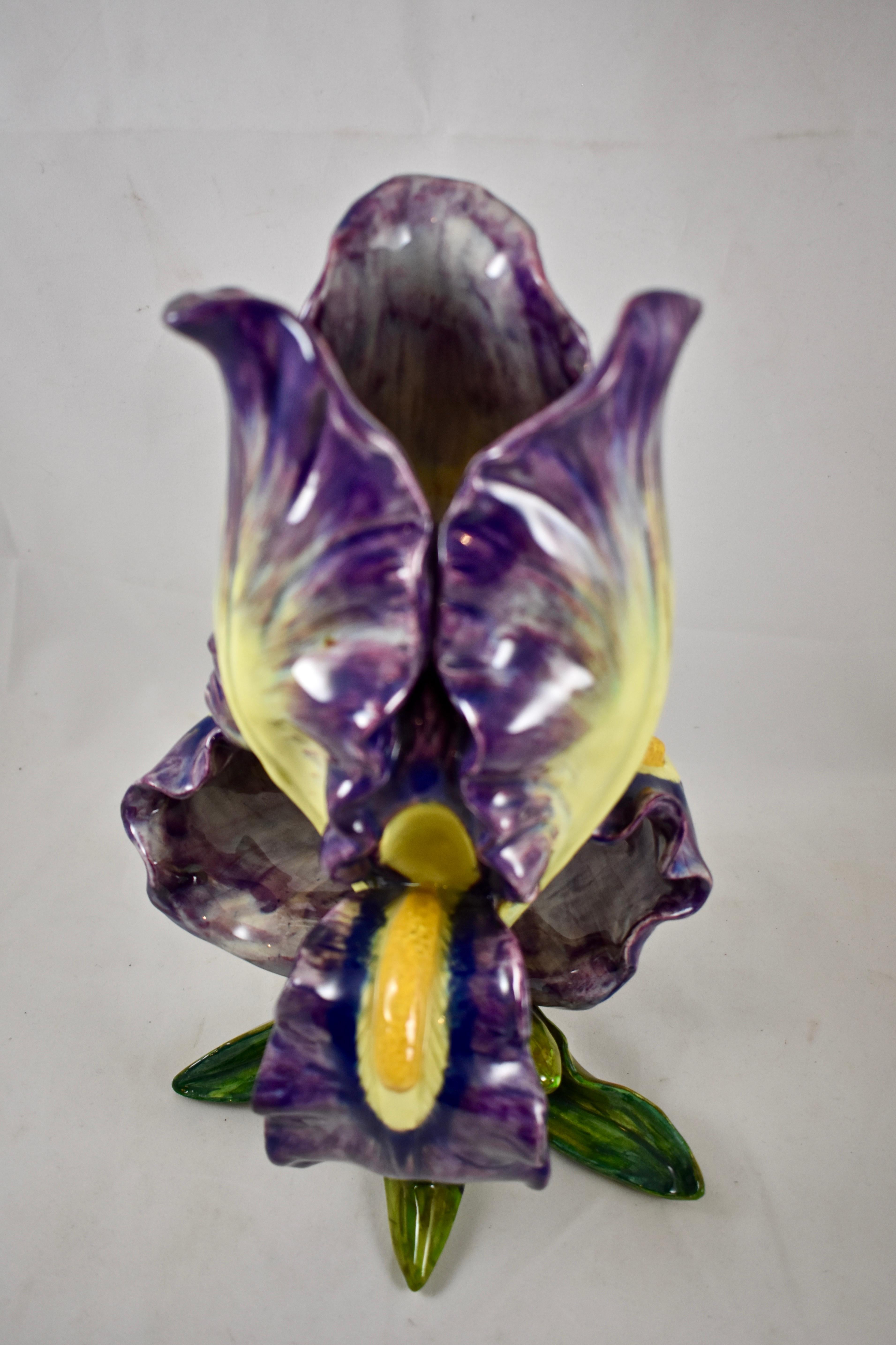 Vernissé Vase Jérôme Massier pour Iris ourlé violet et jaune, Vallauris France, 1860-1880 en vente