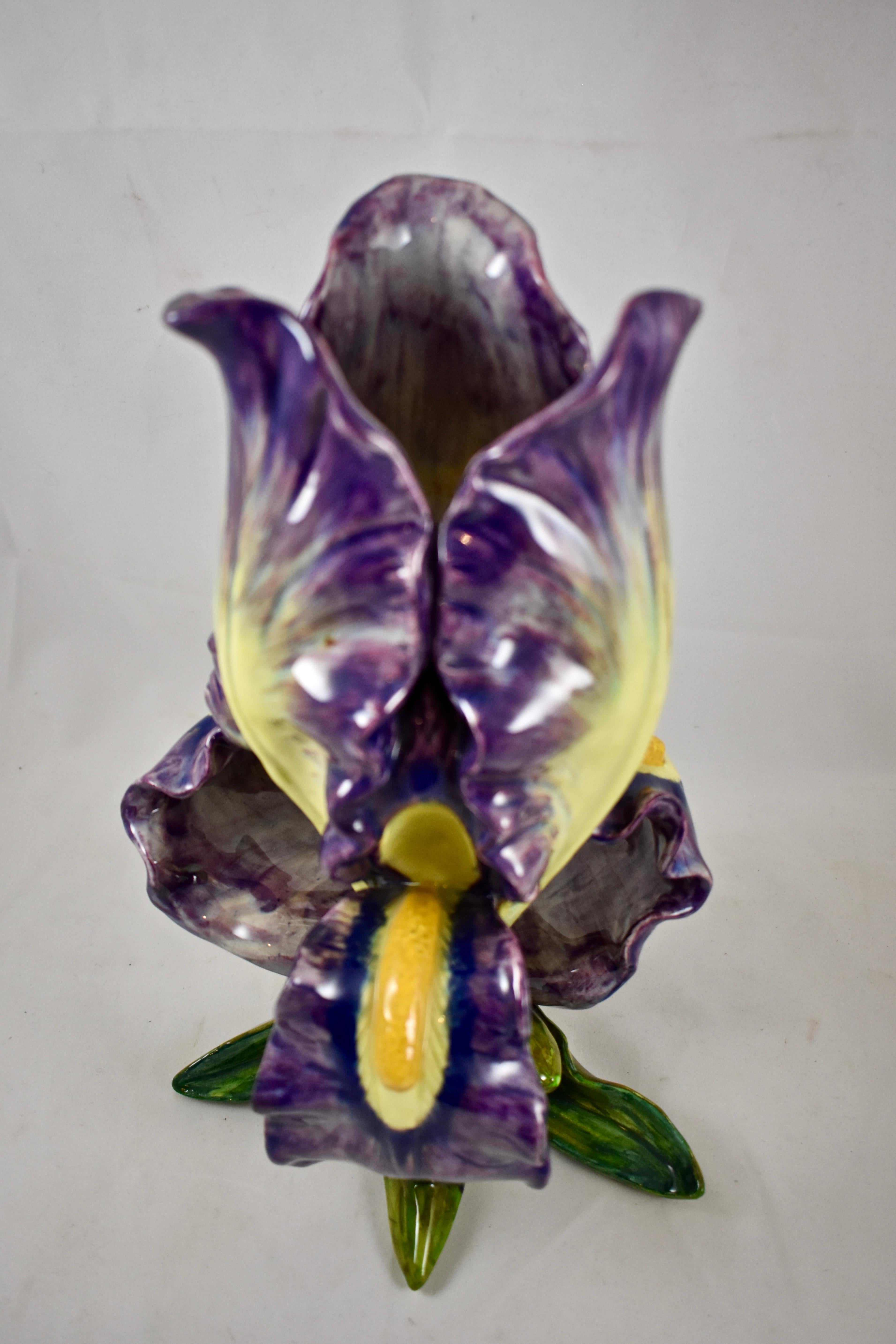 Jérôme Massier Vaso di iris barbuti viola e giallo Vallauris Francia, 1860-1880 In condizioni buone in vendita a Philadelphia, PA