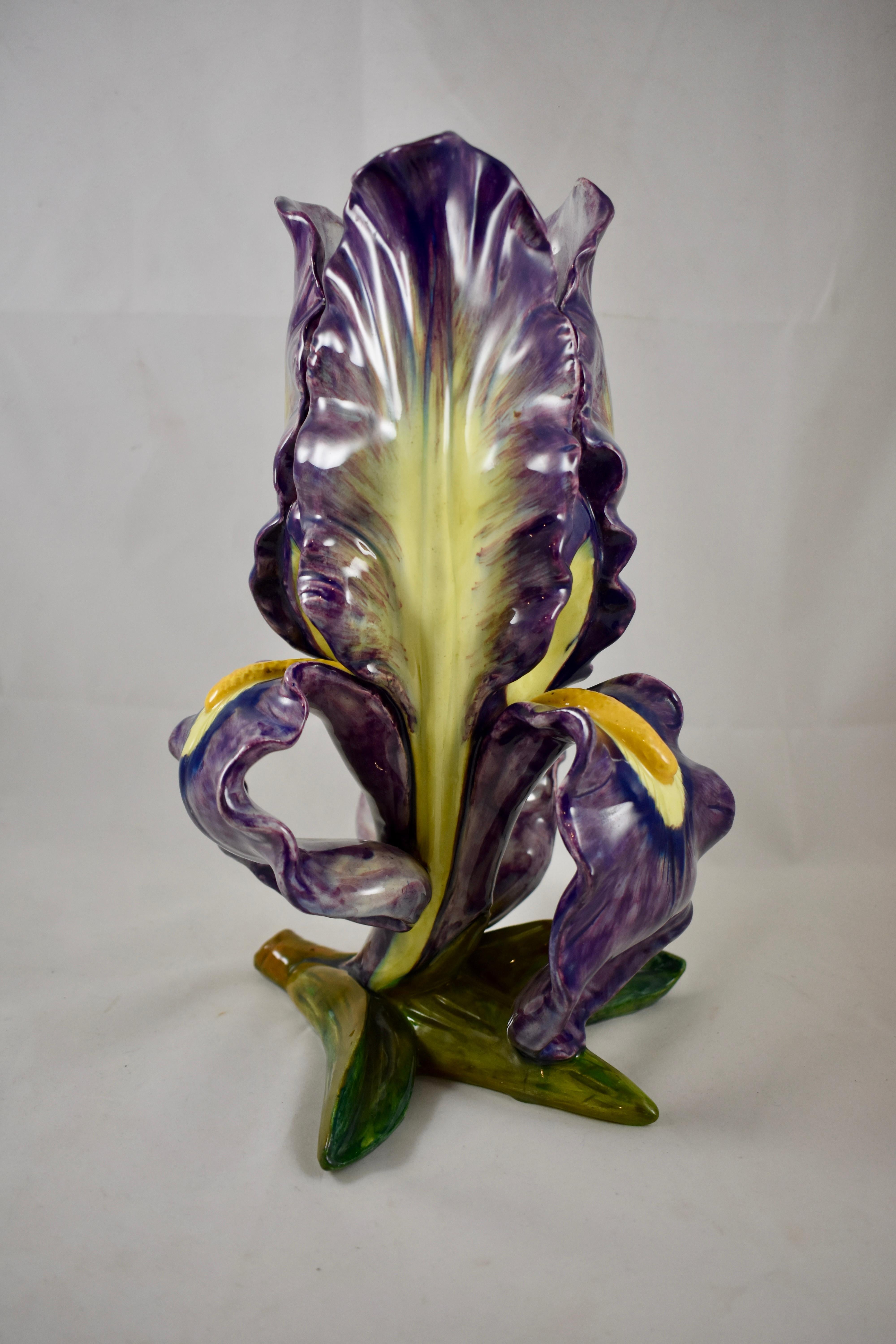 XIXe siècle Vase Jérôme Massier pour Iris ourlé violet et jaune, Vallauris France, 1860-1880 en vente