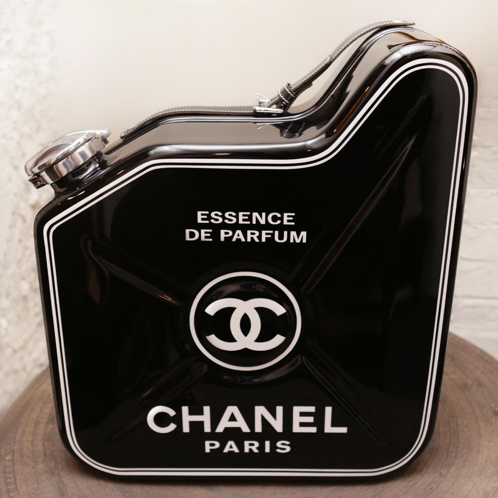 Chanel N°5 Black Jerrican art piece. Limited Edition
of 15 pieces. Exceptional piece made in 2018.