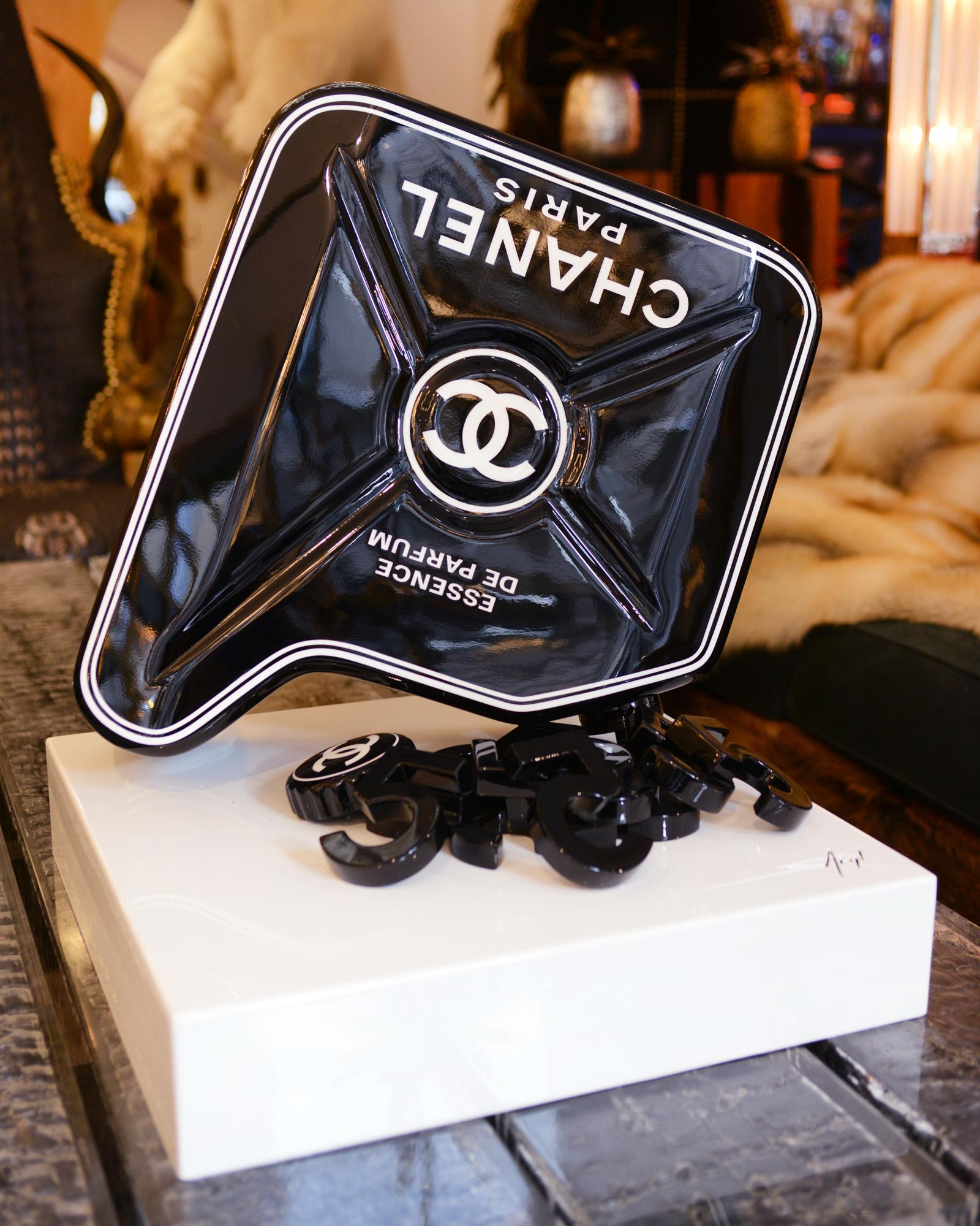 Sculpture Chanel N°5 Black Jerrican on base,
art piece. Limited Edition of 8 pieces. Exceptional 
piece made in 2018. Base: L50xD10xH50cm.