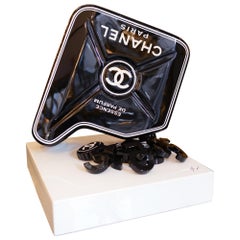 Jerrican Chanel N°5 Schwarz Skulptur auf Sockel Kunststück in limitierter Auflage