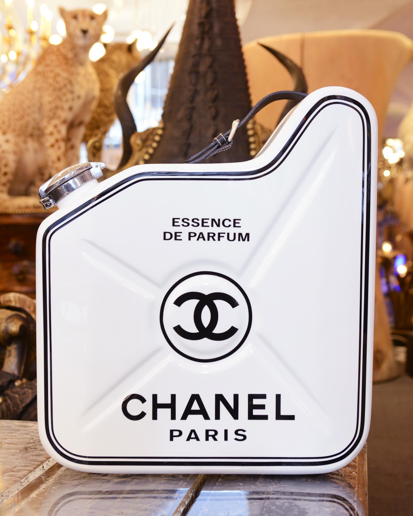 Chanel N°5 weißes Jerrican-Kunstwerk. Limitierte Auflage
von 8 Stück. Außergewöhnliches Stück aus dem Jahr 2018.
Nummeriert 3/8.