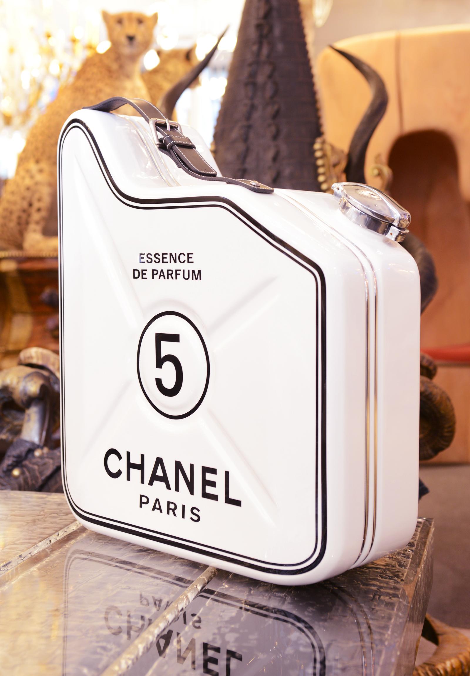 Jerrican Chanel N°5 Weißes Kunstwerk in limitierter Auflage (Lackiert)