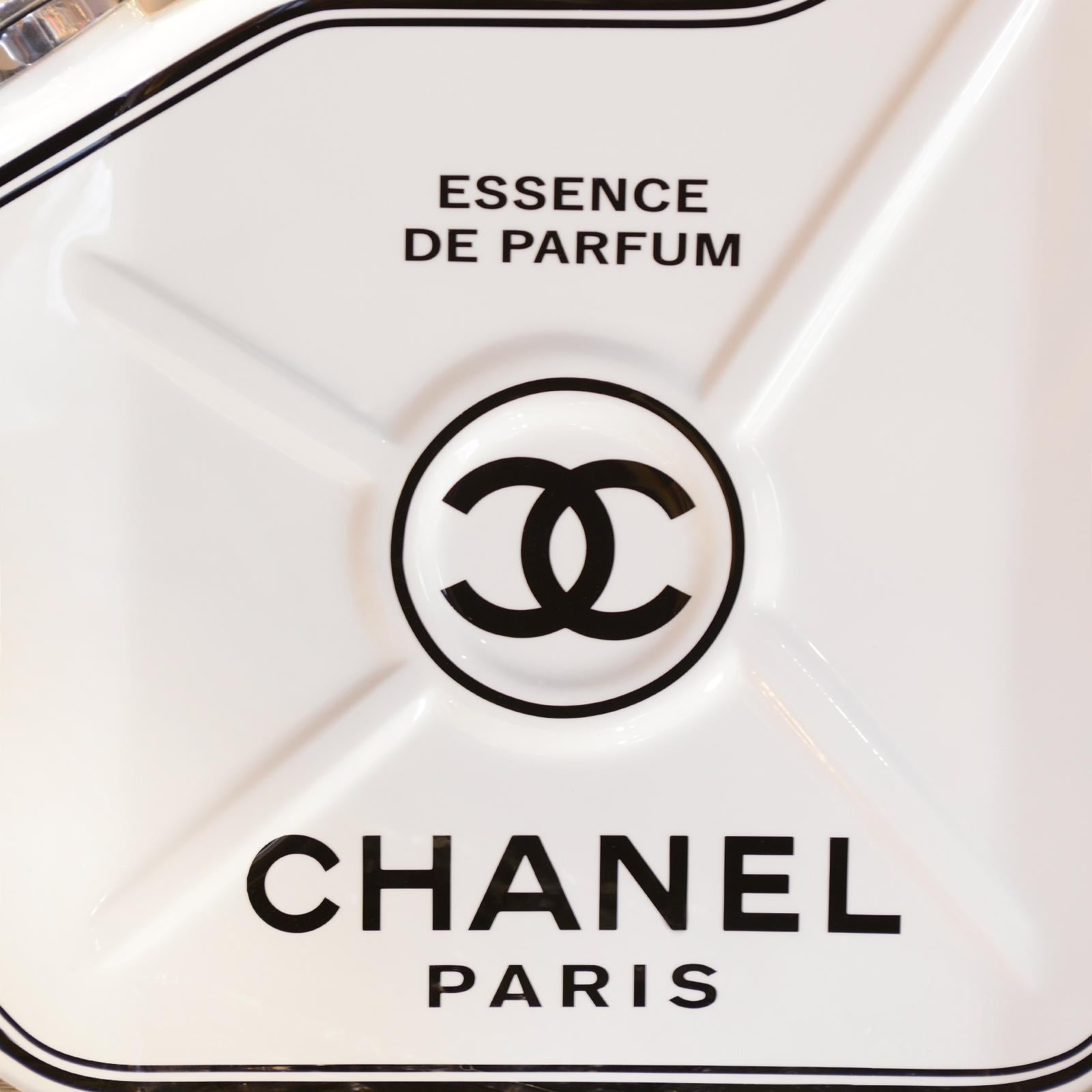 Jerrican Chanel N°5 Weißes Kunstwerk in limitierter Auflage im Zustand „Neu“ in Paris, FR