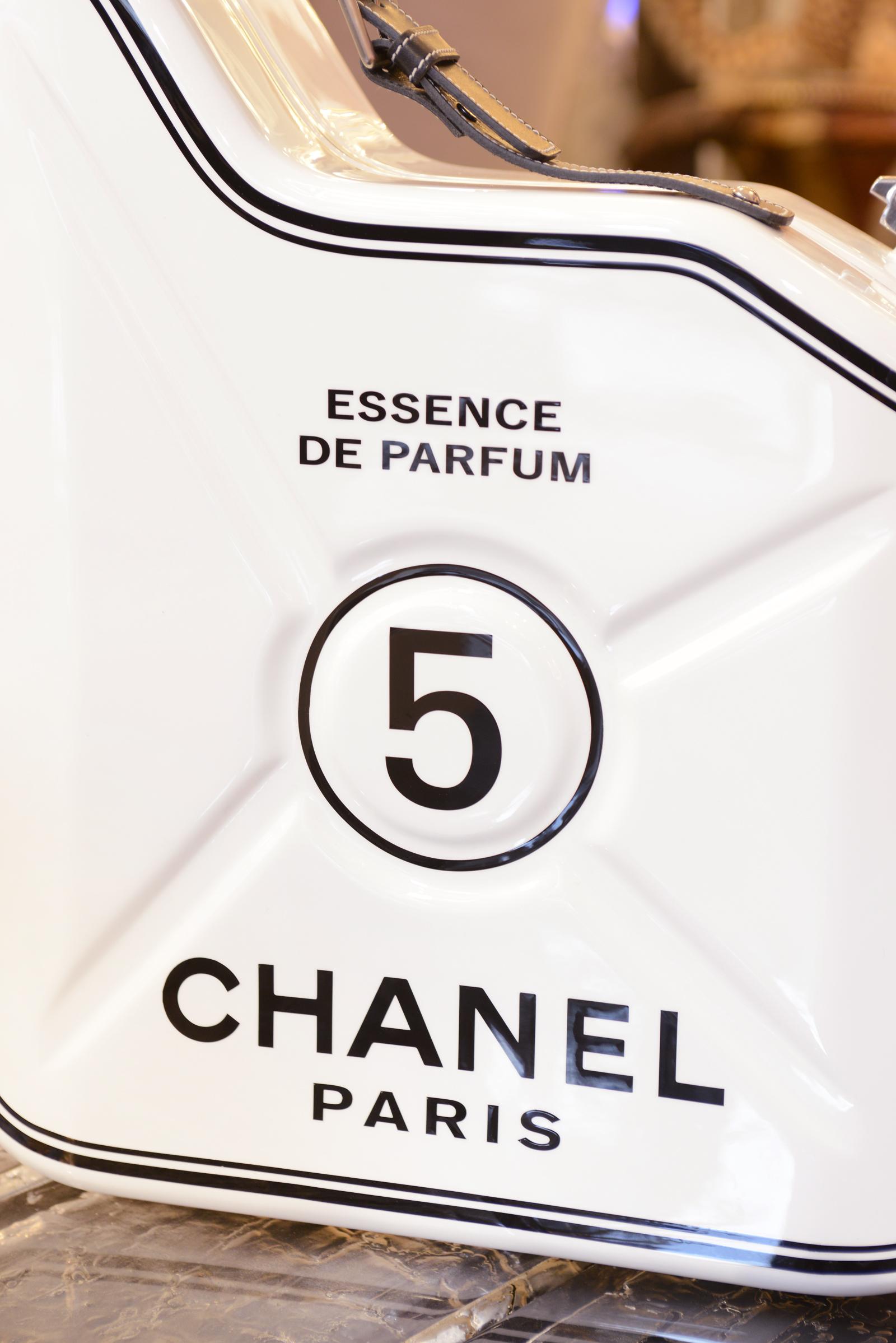 Jerrican Chanel N°5 Weißes Kunstwerk in limitierter Auflage (21. Jahrhundert und zeitgenössisch)