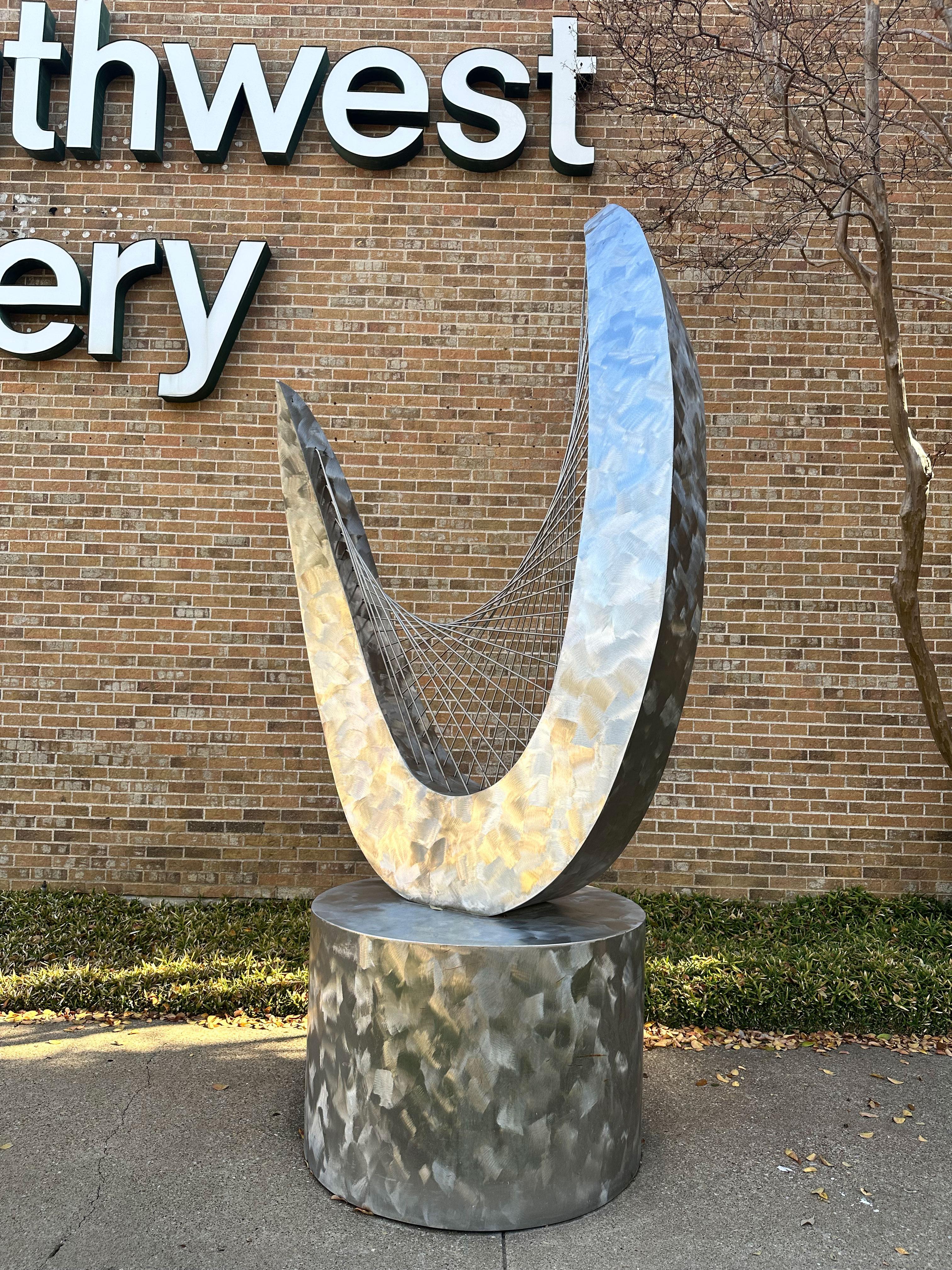 "Hyperbolic Paraboloid - Harp"" von Jerry Dane Sanders ist eine große Skulptur aus gebürstetem Edelstahl mit den Maßen 120x48x48. Es handelt sich um eine atemberaubende Edelstahlskulptur in Form eines verdrehten U mit dünnen Stahlstücken, die in der