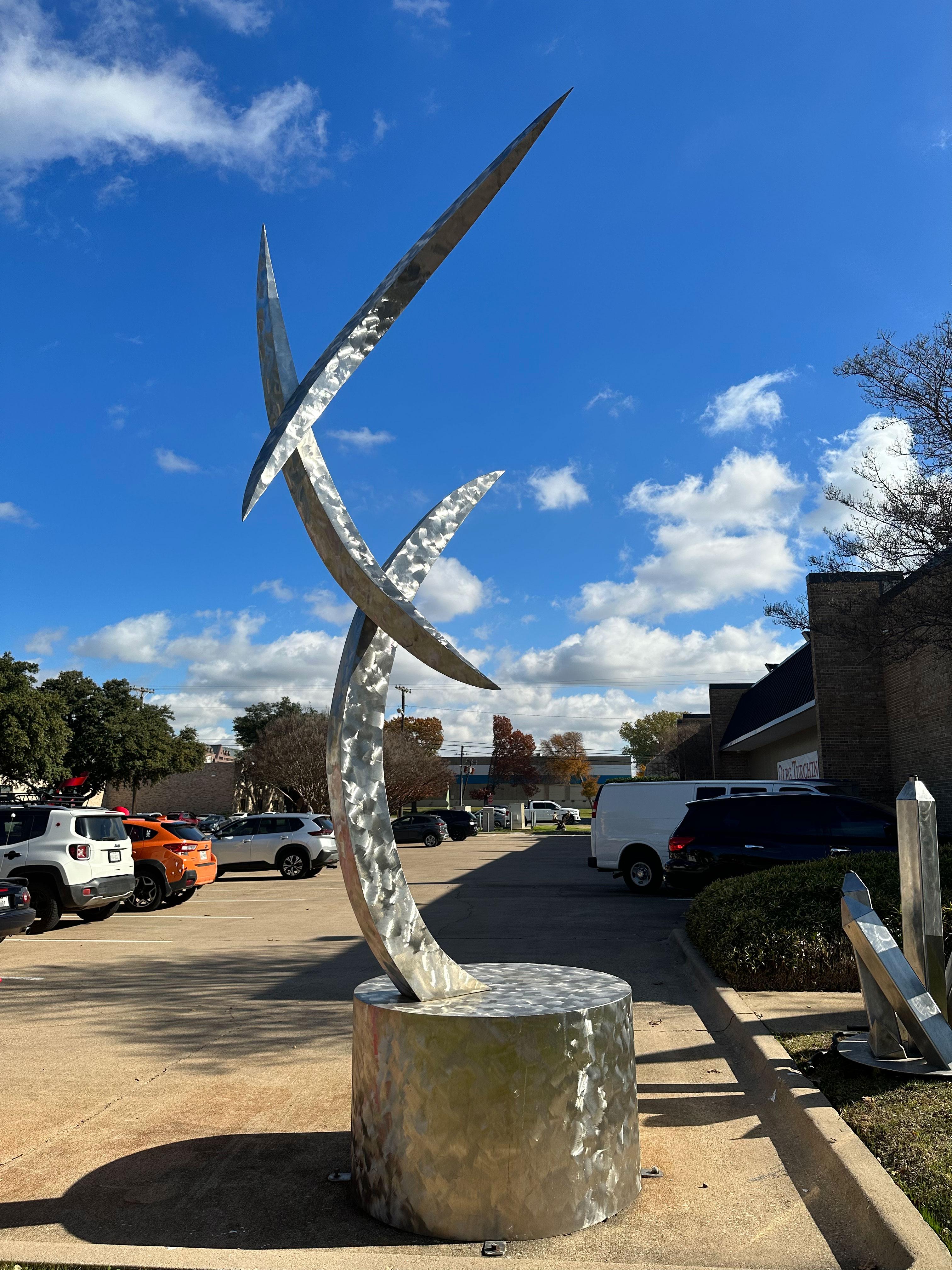 « We Three », Jerry Dane Sanders, sculpture extérieure en acier brossé, 180x72x72 po. en vente 2