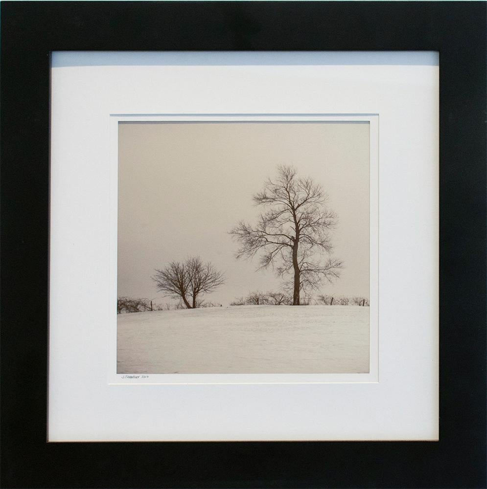 Champs agricoles, Winter (Photographie de paysage hivernal en noir et blanc, encadrée) - Gris Landscape Photograph par Jerry Freedner