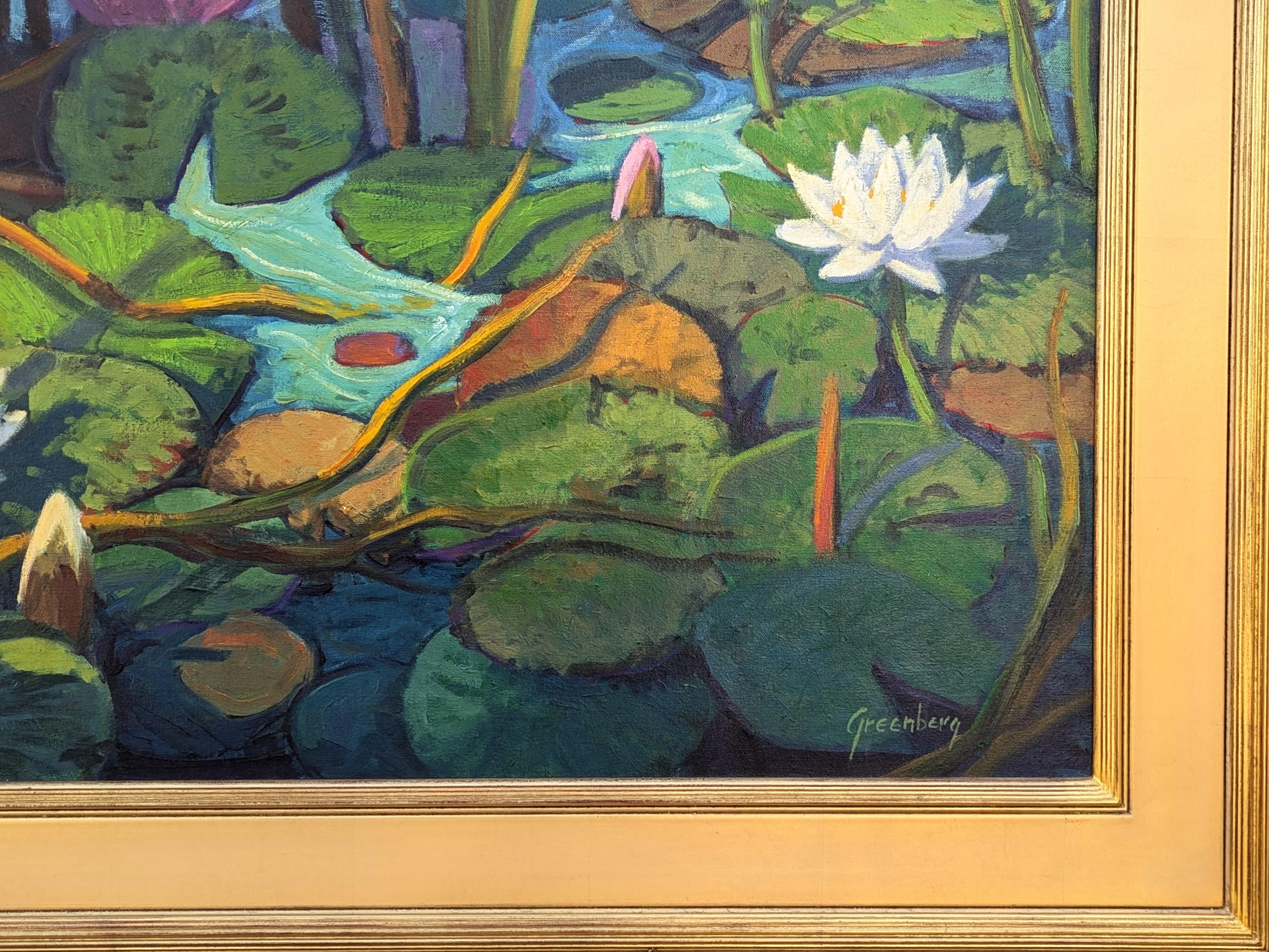Paisaje contemporáneo realista de Texas pintado por el artista Jerry Greenberg, residente en Houston. La obra muestra un grupo de nenúfares en flor flotando en un tranquilo lago entre juncos. Firmado en la esquina inferior derecha del anverso, así