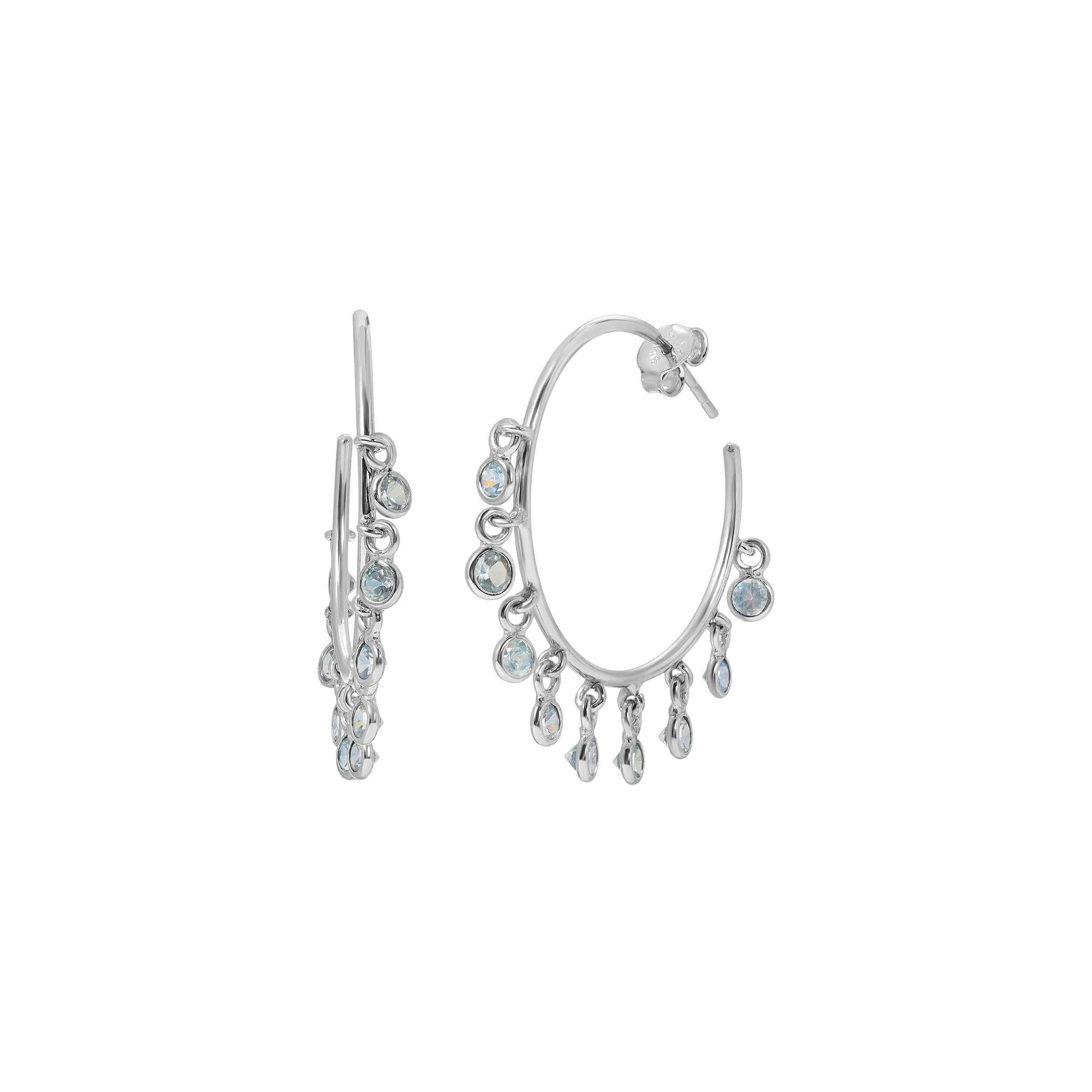 Sexys y elegantes pendientes de aro abierto en una oda al Boho Chic de los años 70, seguramente la mejor época para los pendientes de aro. Estos impresionantes pendientes presentan una franja de zafiros azul hielo engastados en bisel.  Estos