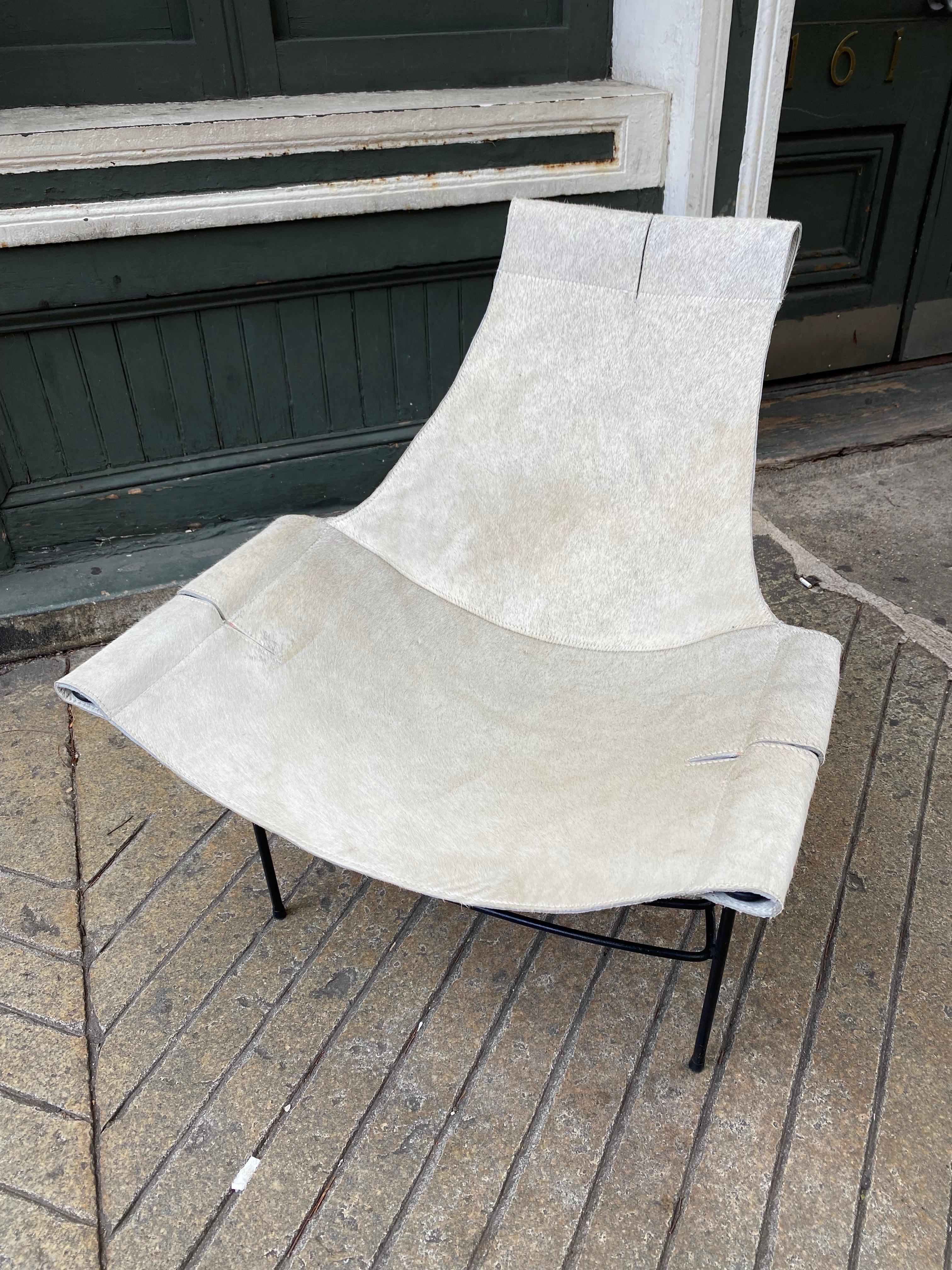 Jerry Johnson Iron Three-legged Lounge Chair mit neuem Kuhfellbezug.  Überraschenderweise sehr komfortabel und stabil!  Mein Tapezierer hat das Design des Originalbezugs hervorragend nachgebildet.  Die doppelte Dicke sorgt für zusätzliche