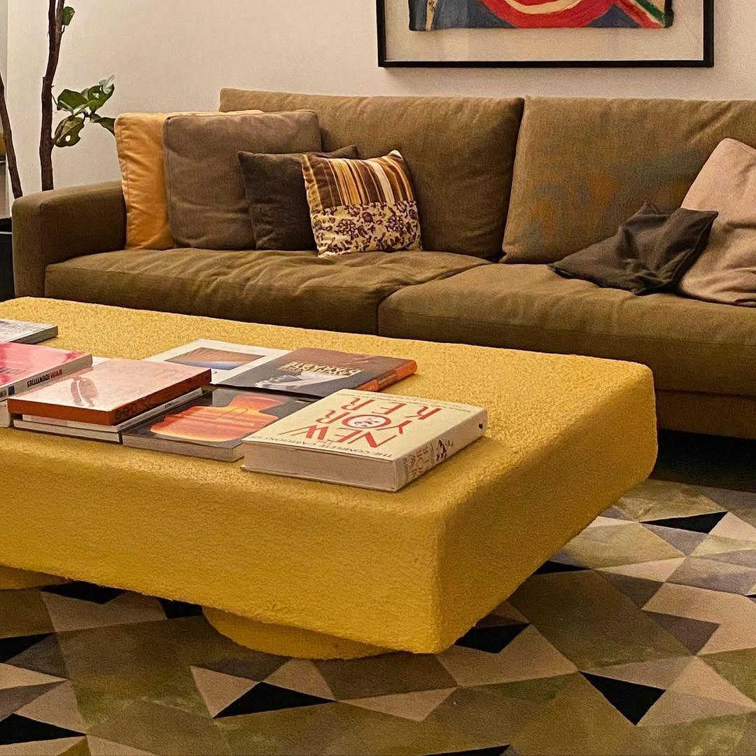 Jerry Niedriger Couchtisch - Indoor-Außenbereich Gelber Beton von Mary-Lynn & Carlo (21. Jahrhundert und zeitgenössisch) im Angebot