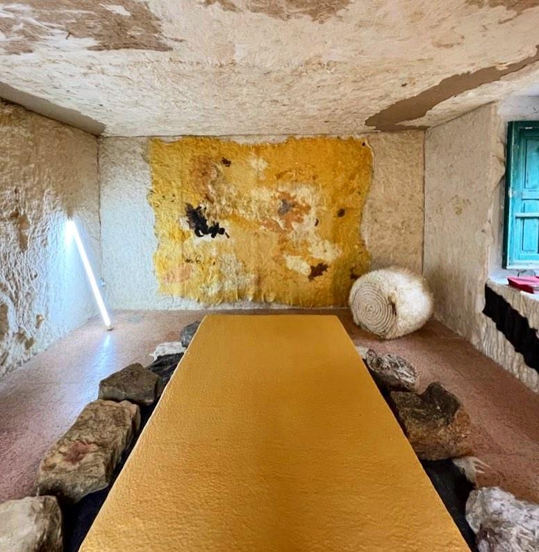 Jerry Niedriger Couchtisch - Indoor-Außenbereich Gelber Beton von Mary-Lynn & Carlo (Styropor) im Angebot