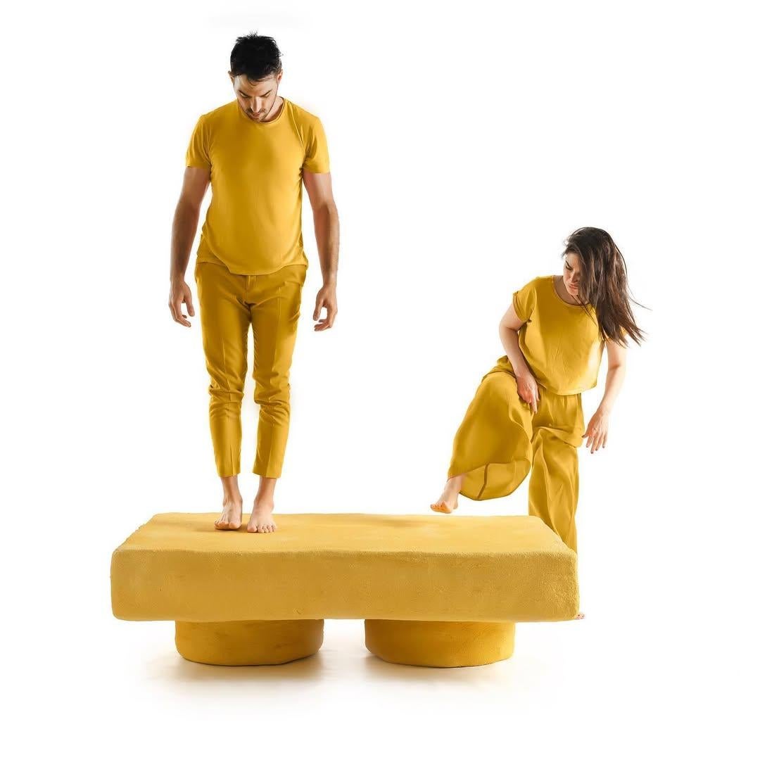 Jerry Niedriger Couchtisch - Indoor-Außenbereich Gelber Beton von Mary-Lynn & Carlo im Angebot 1