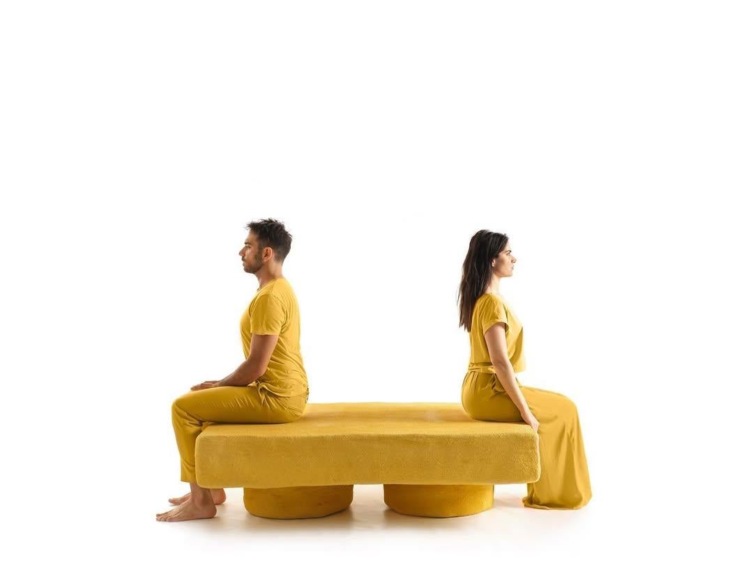 Jerry Niedriger Couchtisch - Indoor-Außenbereich Gelber Beton von Mary-Lynn & Carlo im Angebot 2