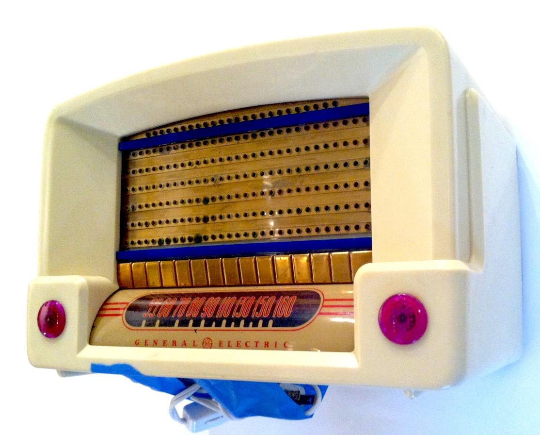 Radio General Electric Bakélite, c. 1946 en vente 2