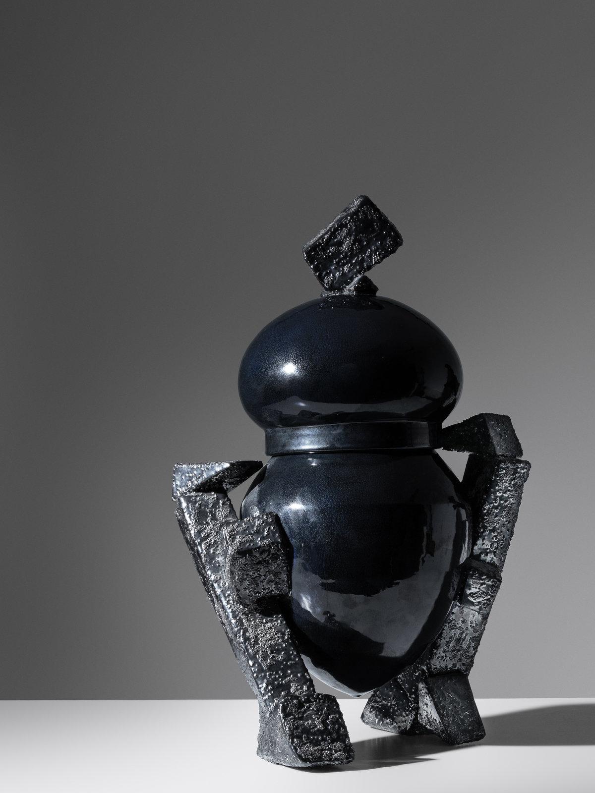 Modern Ritual Vessel (1983) di Jerry Rothman è un esempio lampante del suo approccio innovativo alla ceramica, che fonde l'artigianato tradizionale con la sensibilità modernista. Con dimensioni di 20,5 x 13 x 8 pollici, il pezzo in ceramica smaltata